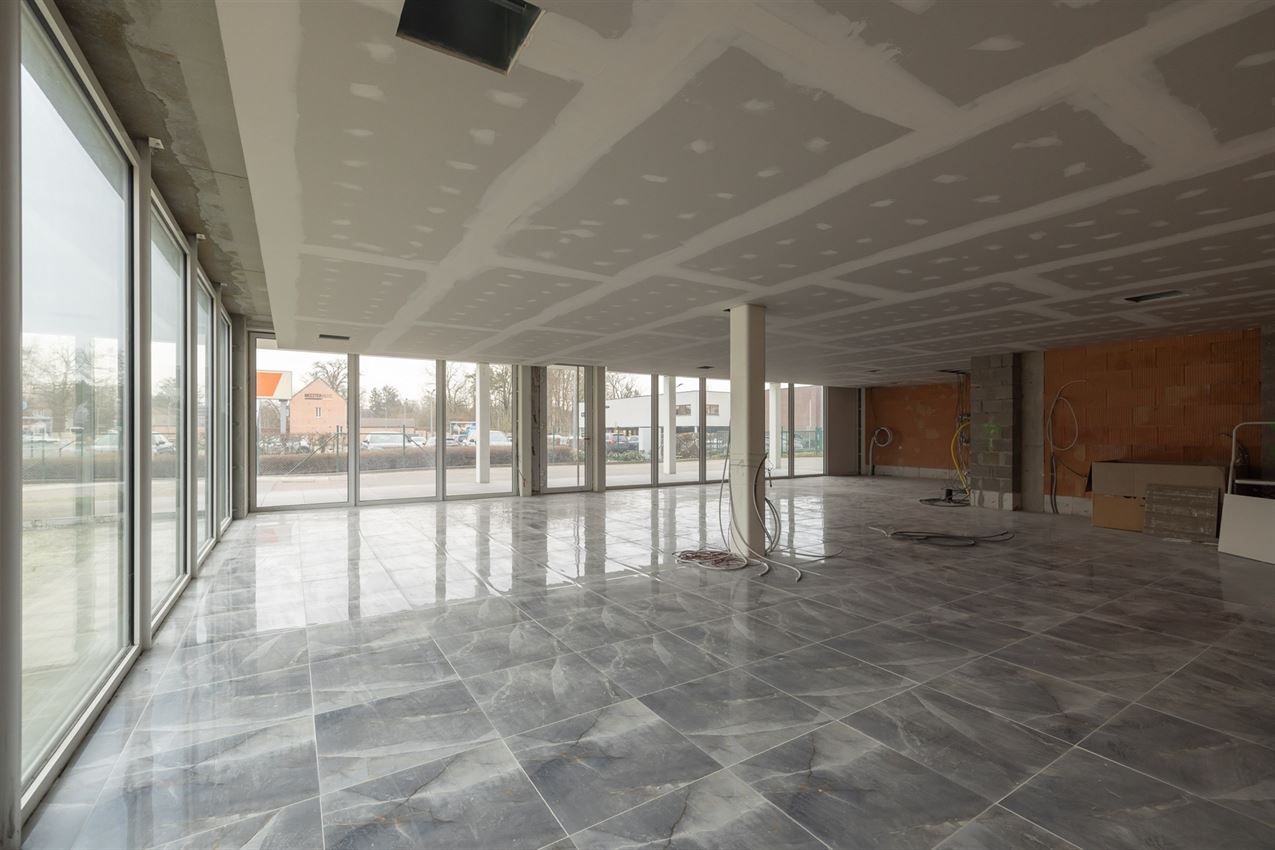 Aan ingang bossen, tegenover Colruyt en marktplein foto 3