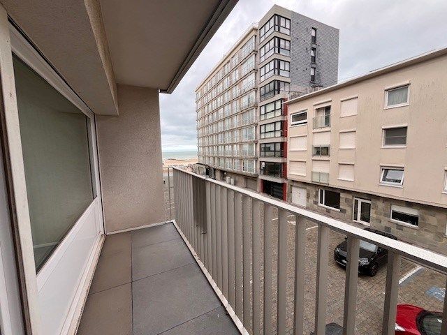 Te renoveren studio met zeer ruim balkon met zijdelings zeezicht. foto 3