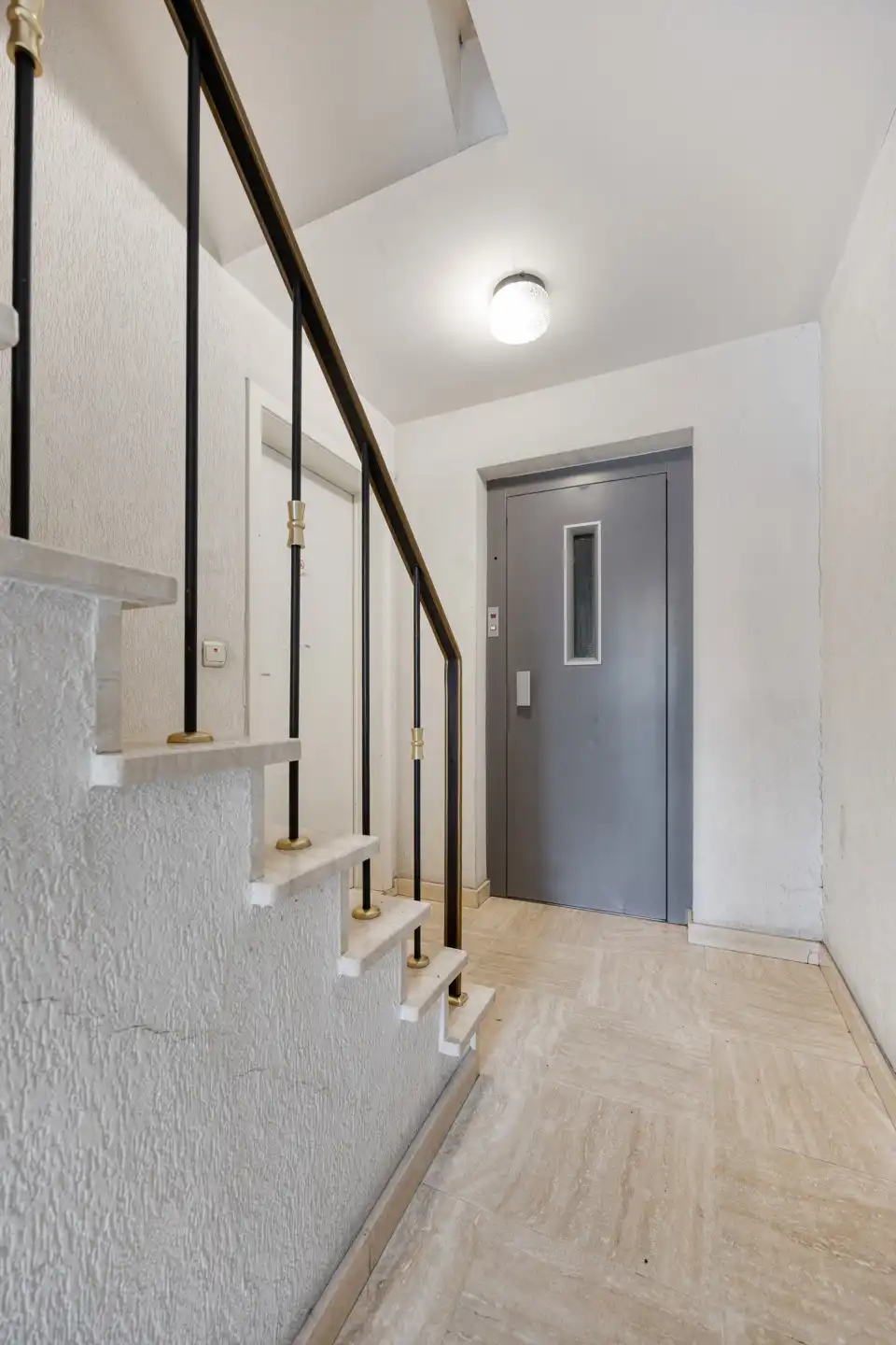 Opbrengsteigendom met 3 verhuurde appartementen nabij stad  foto 4