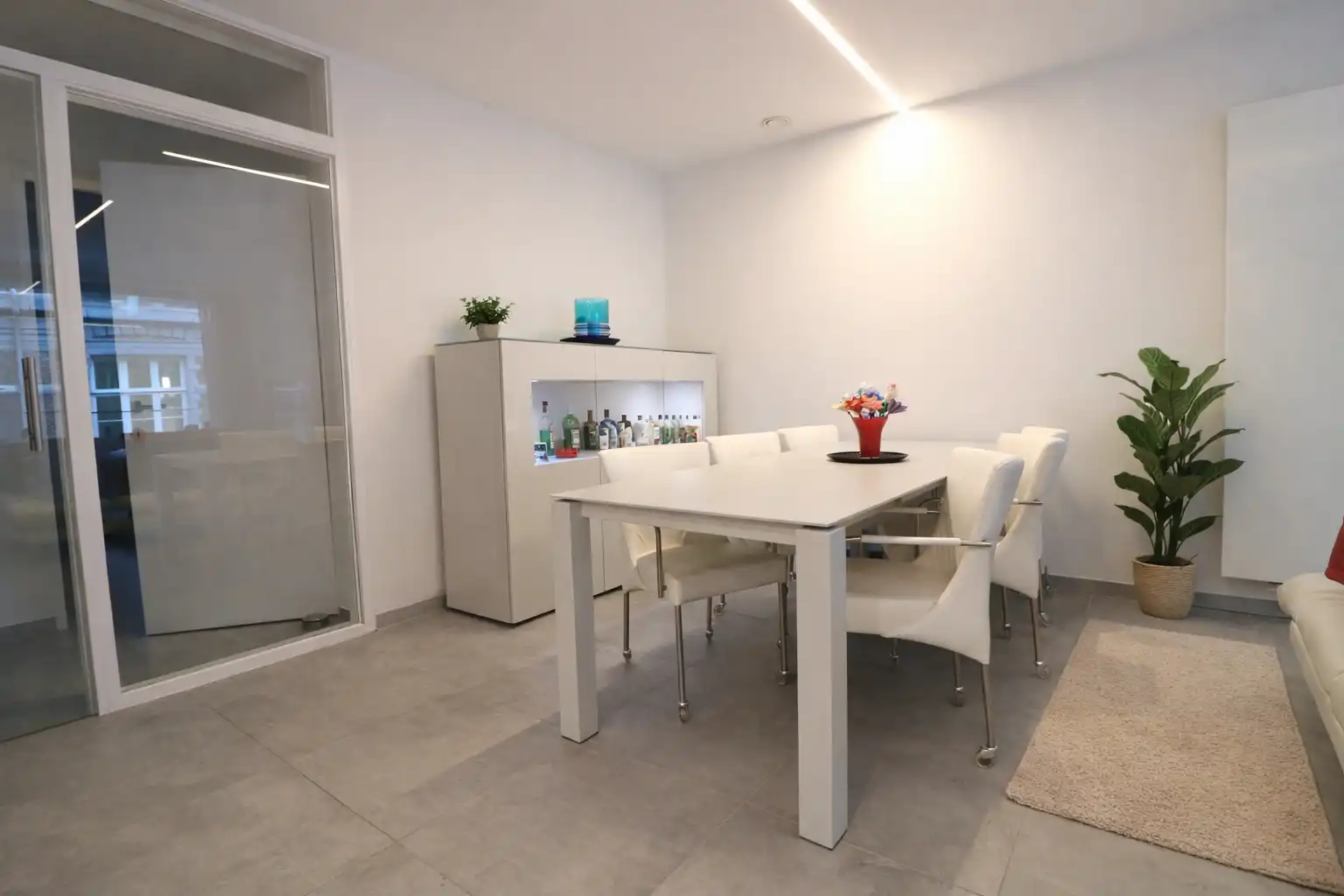 Recent 2-slaapkamerappartement met klassevolle afwerking op de hoek van Onderwijsstraat en Descampsstraat. foto 3