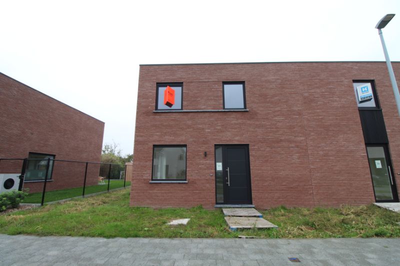 Energiezuinige nieuwbouwwoning te huur in rustige wijk te Sijsele foto {{pictureIndex}}