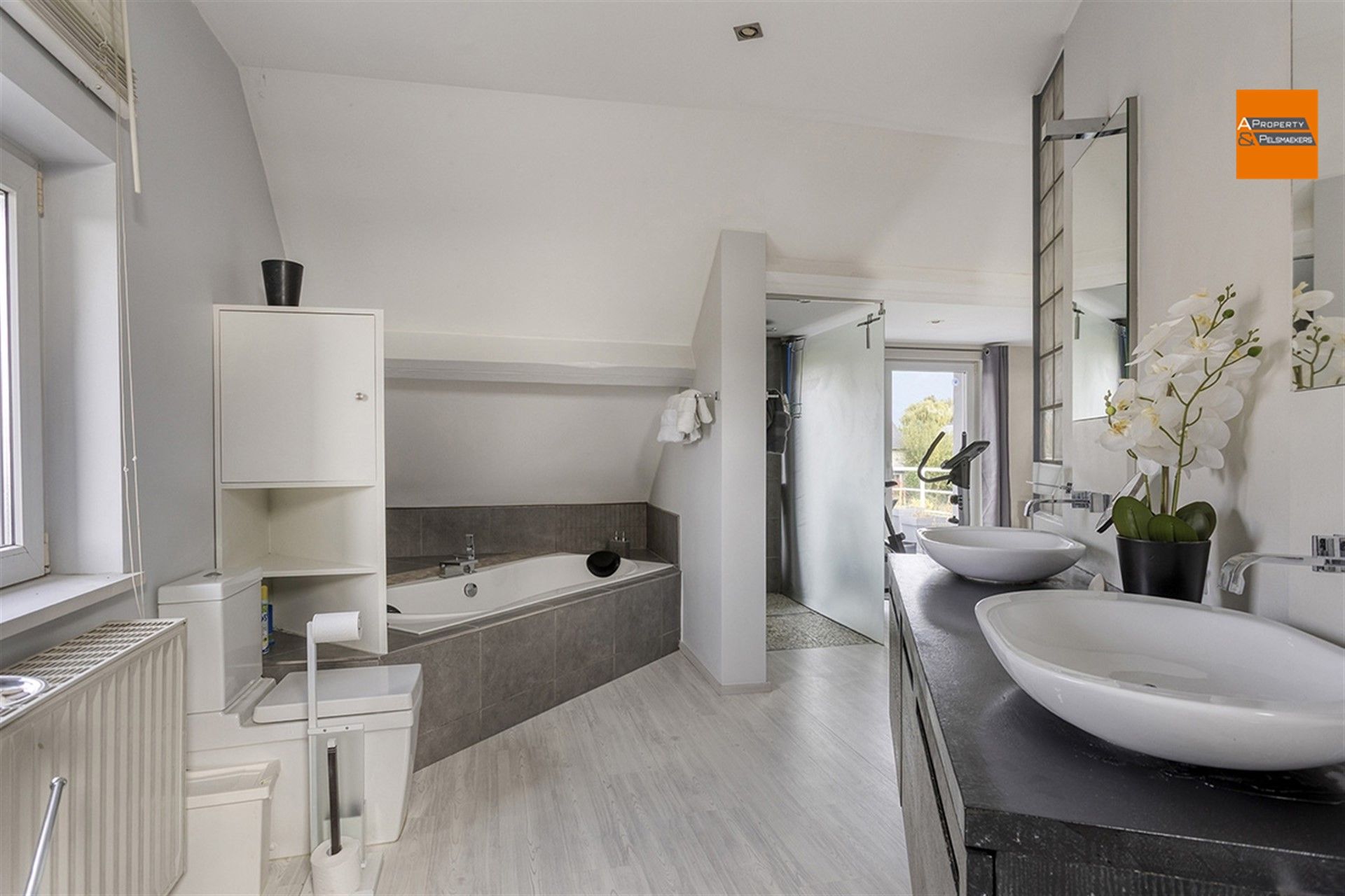 Ruime en instapklare woning met prachtige tuin in Duisburg foto 17