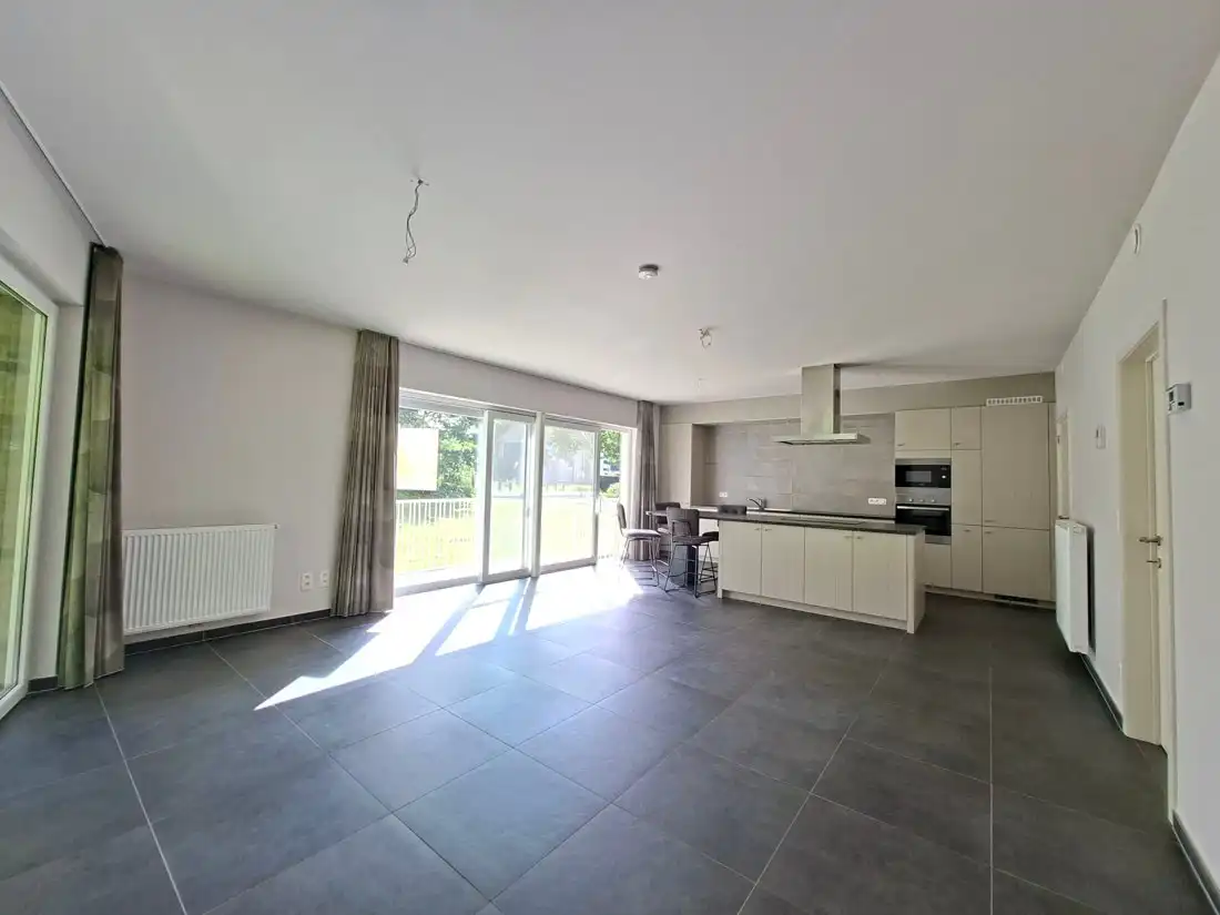 Modern en stijlvol gelijkvloers appartement net buiten Genk centrum foto 4