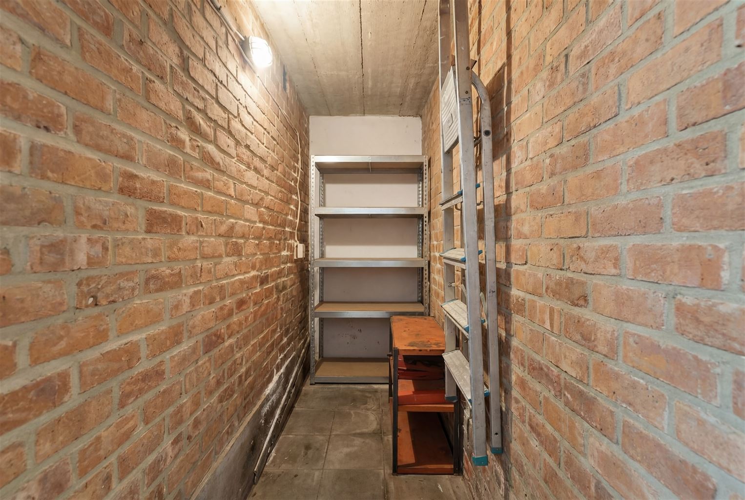 Ruim gelijkvloers 2-slaapkamer appartement met overdekt terras, ondergrondse autostaanplaats en aparte berging, gelegen vlakbij het centrum van Maaseik. foto 21