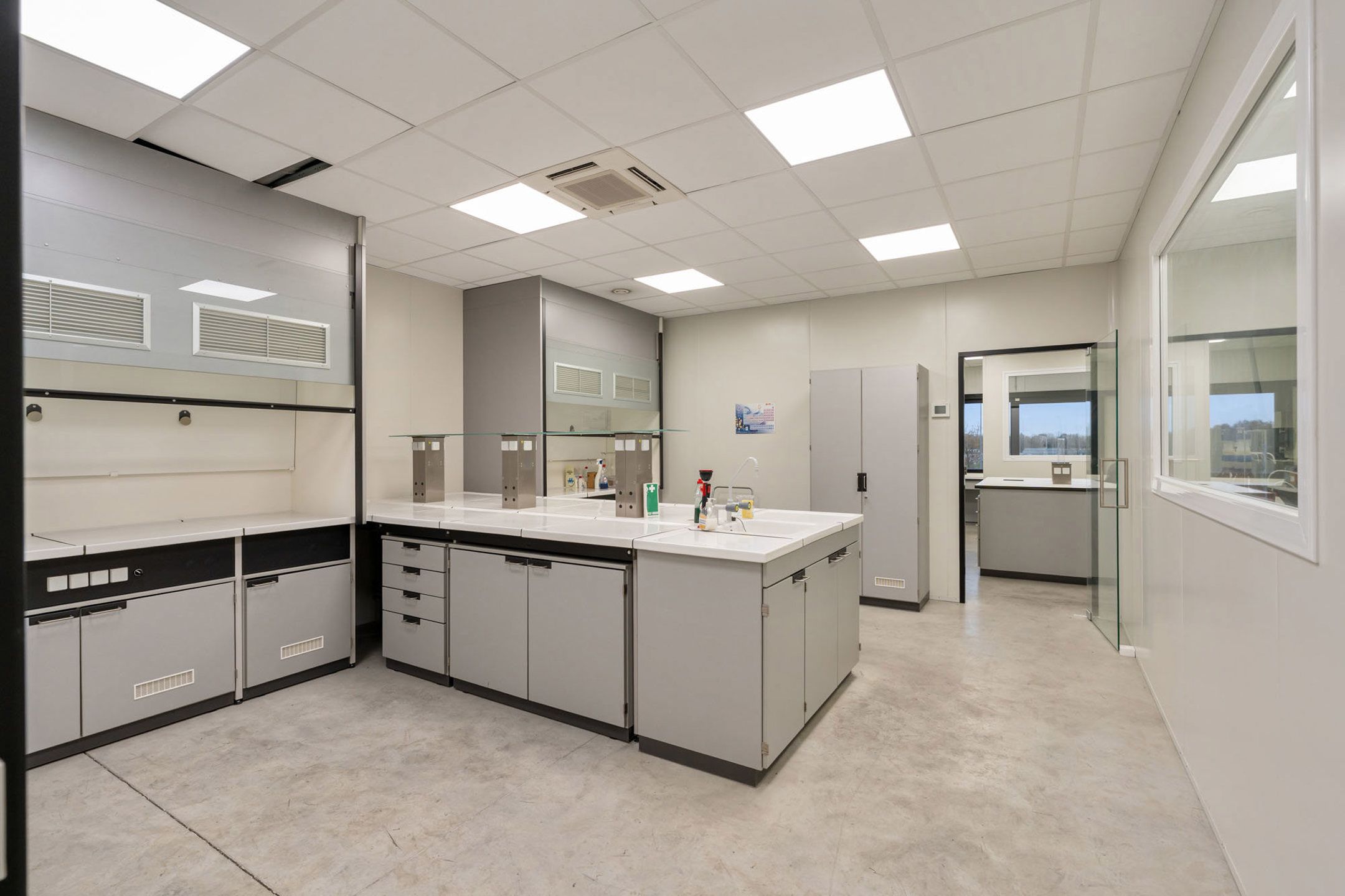 Uitzonderlijk bedrijfsgebouw op Genk-Noord foto 14