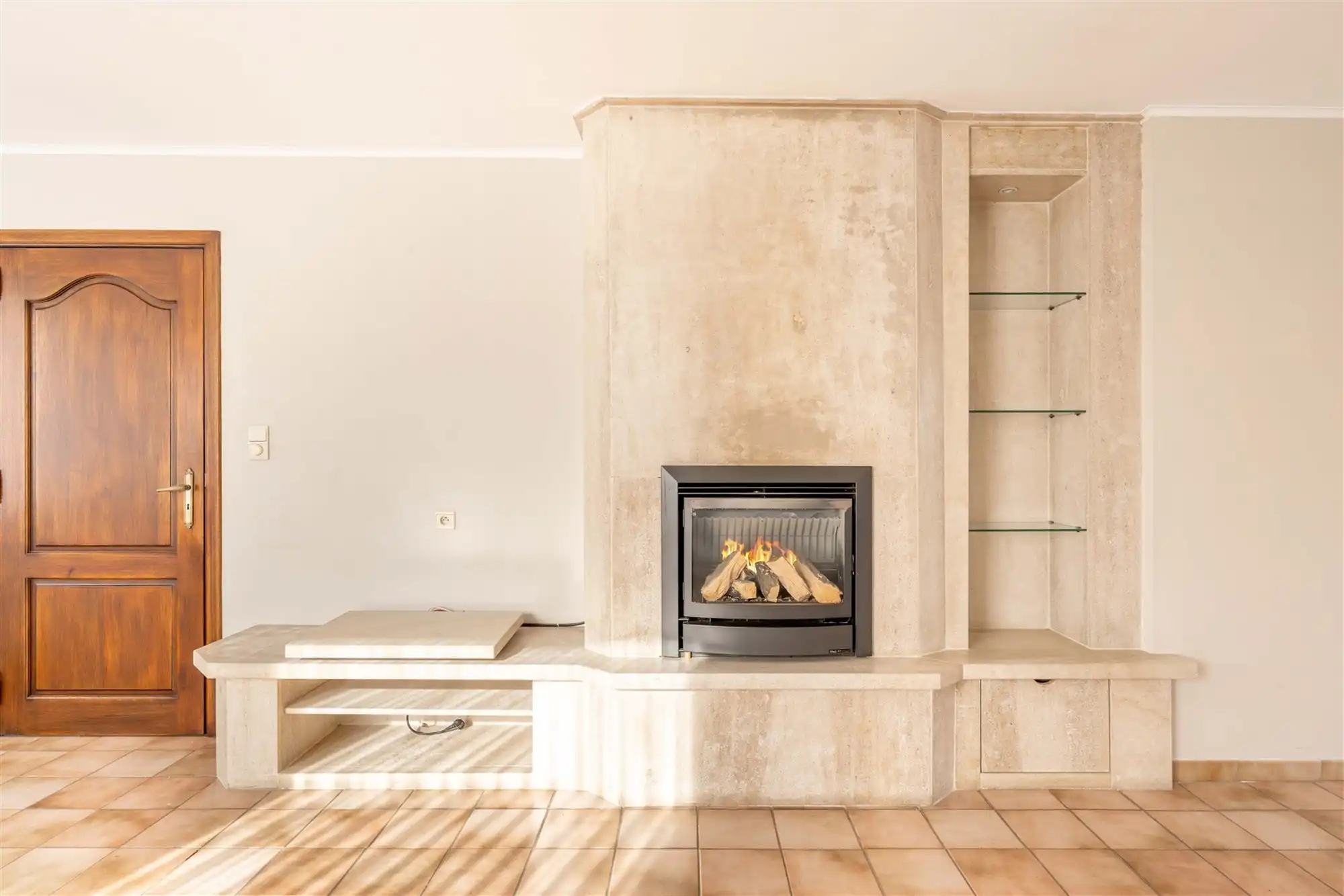 Kloeke halfopen woning met 2 garages en tuin foto 6