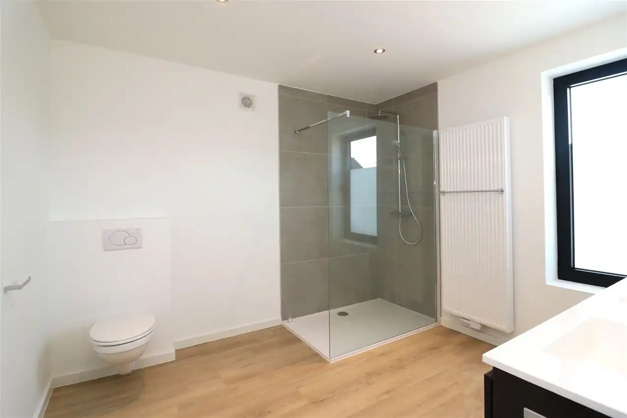 Prachtig, volledig vernieuwde woning met 3 slpk. foto 19
