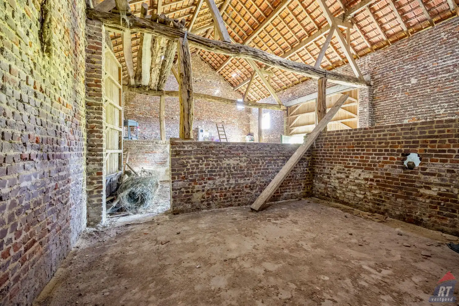 Ruim bouwperceel met verkavelingsmogelijkheden foto 11