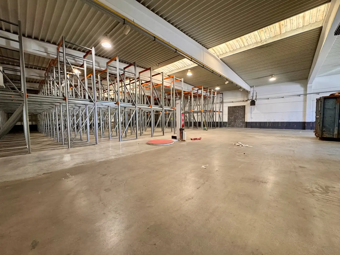 Magazijnruimte met kantoor te huur op 3 min. van de E403 foto 7