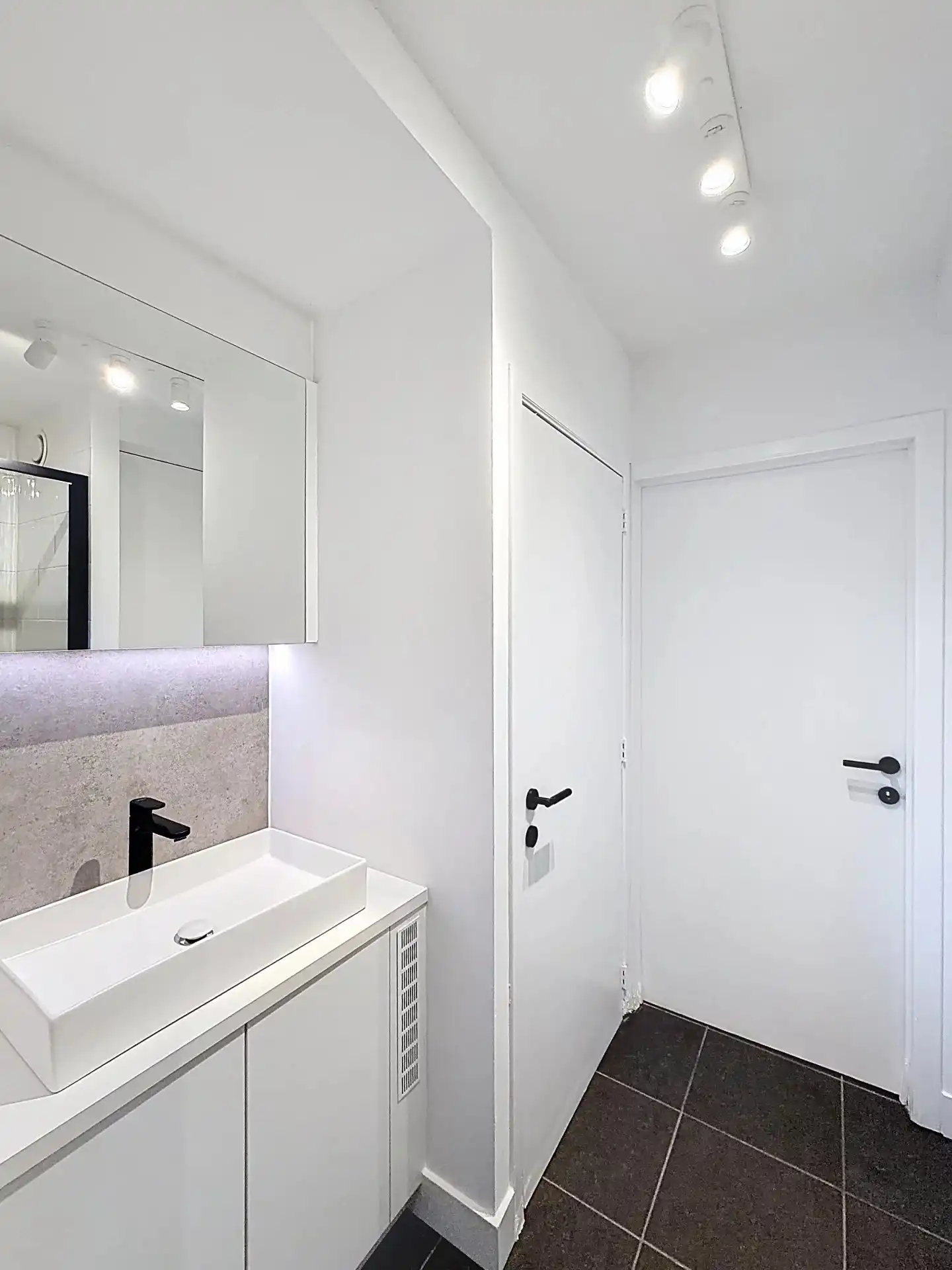 Zeer gezellig gelijkvloers appartement met 1 (mog. 2) slaapkamers, tuin, terras en staanplaats. foto 9