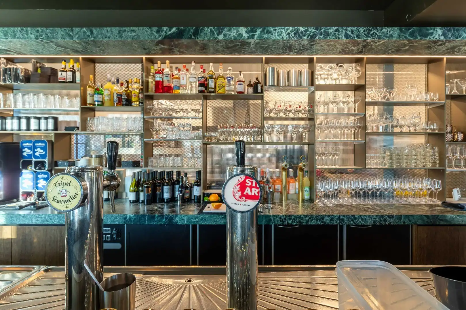 Luxe horecazaak met woonst, parking, terrassen en bureel te Oostduinkerke. foto 11