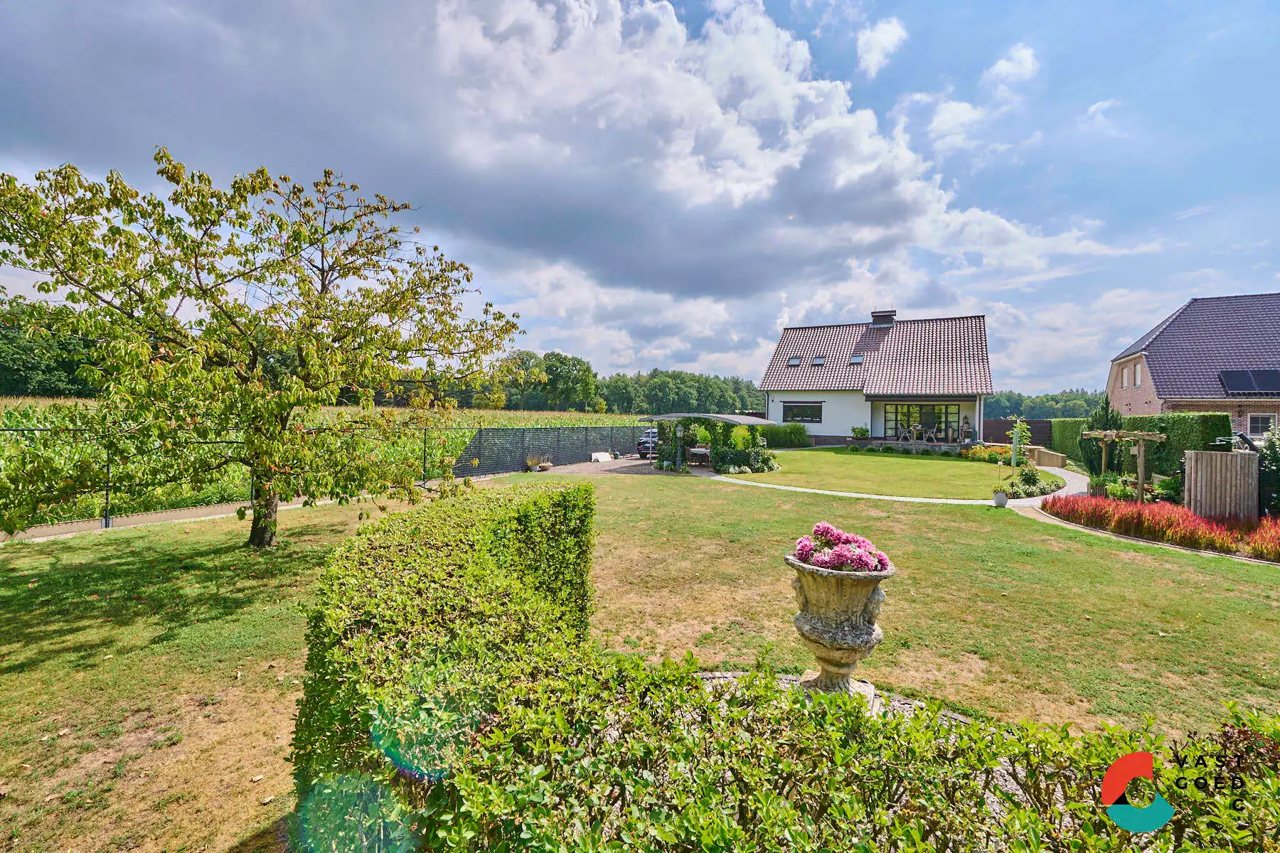 Ruime gezinswoning omringd door groen op een perceel met vrij uitzicht foto 24