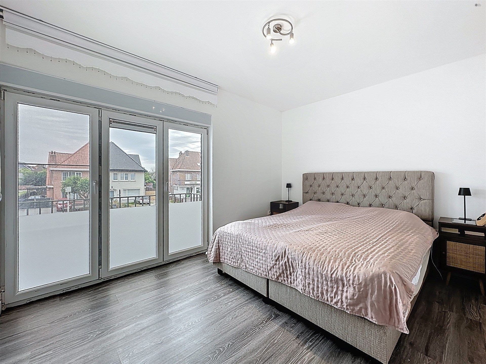 Instapklare halfopen bebouwing met 4 slaapkamers en ruime oprit! foto 10
