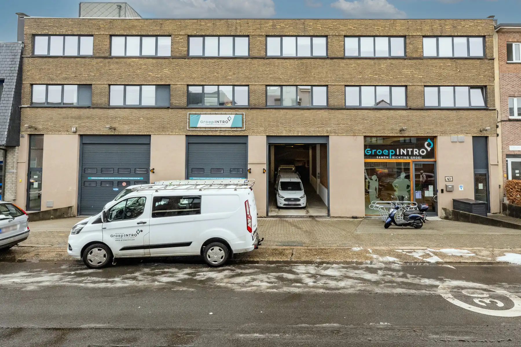 Ruim en veelzijdig bedrijfspand met parking en opslag foto 2