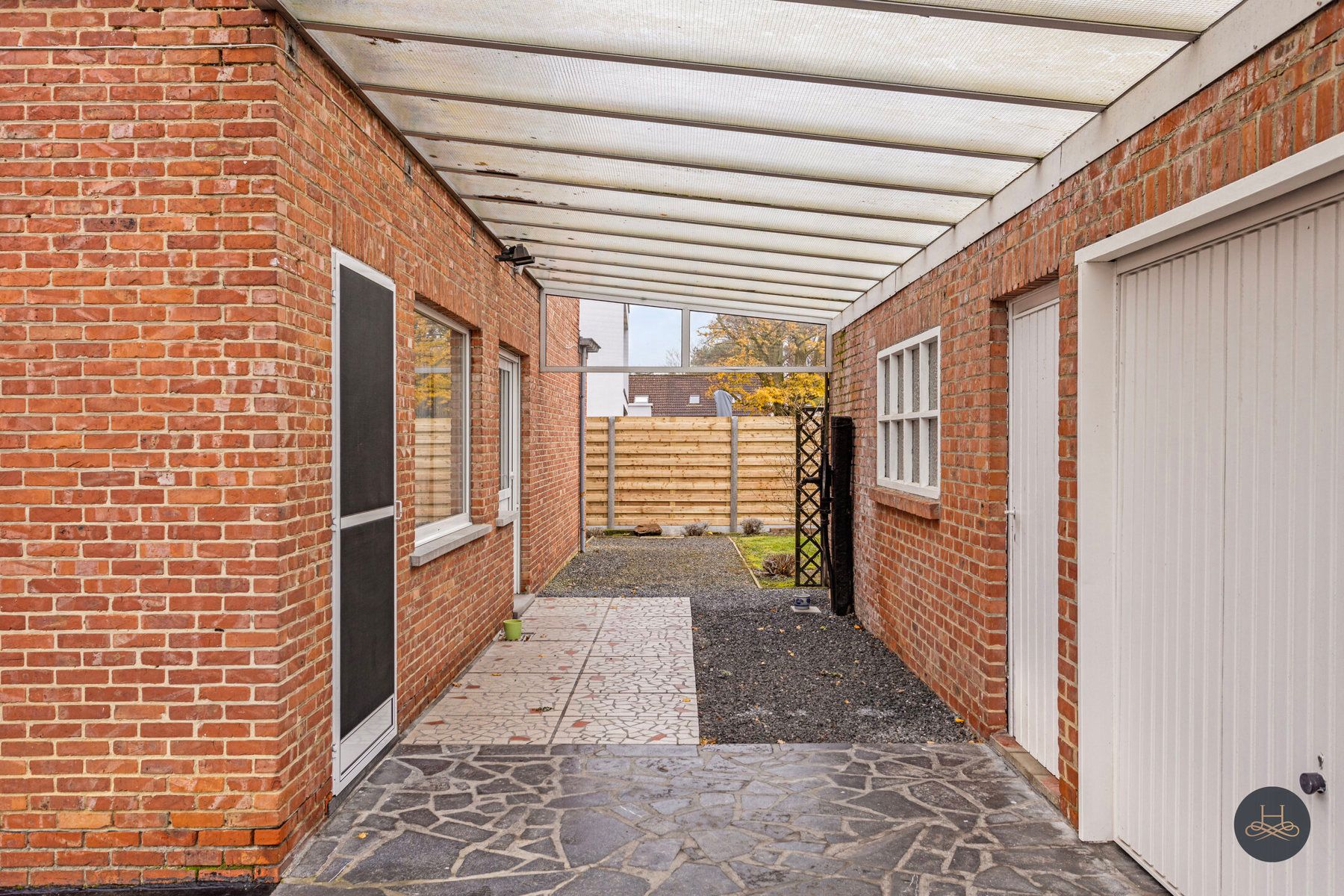 Charmante, te renoveren woning op prachtige locatie foto 22