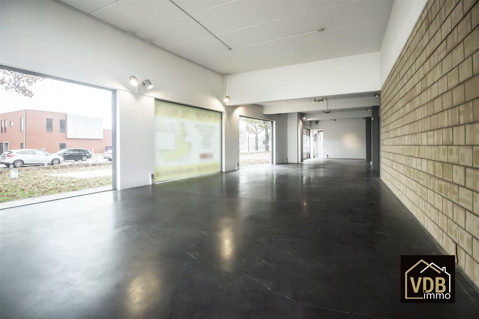 Commercieel gebouw op toplocatie geschikt voor vele doeleinden: kantoor, kleinhandel, groothandel... foto 18