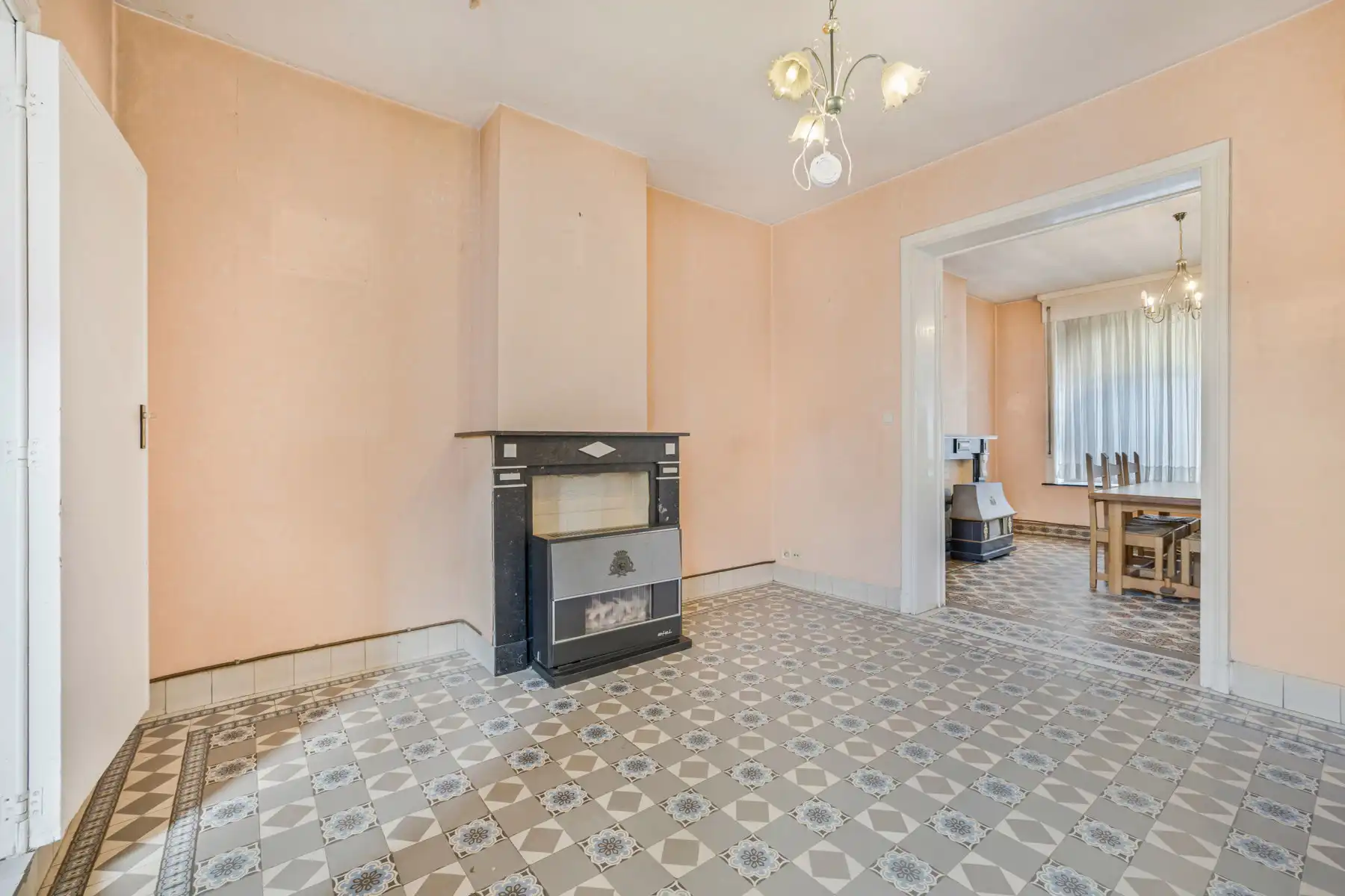 Te renoveren woning met veel mogelijkheden en garage foto 6
