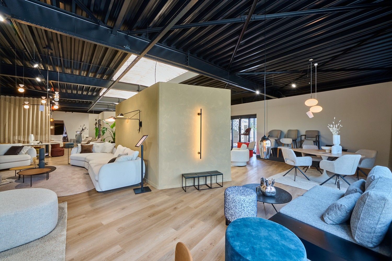 Showroom met magazijn foto 10