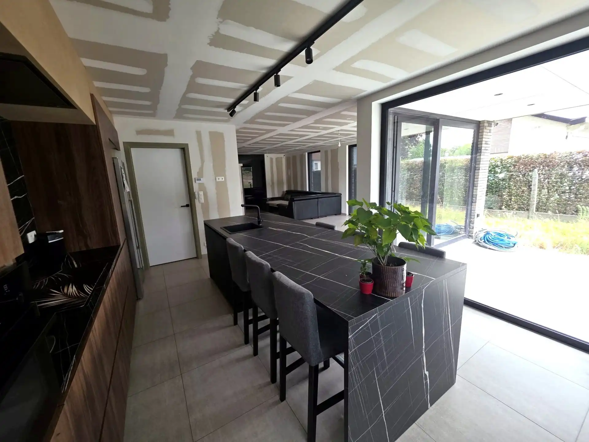 Moderne halfopen eengezinswoning met 4 slaapkamers en aangelegde tuin (augustus) foto 5