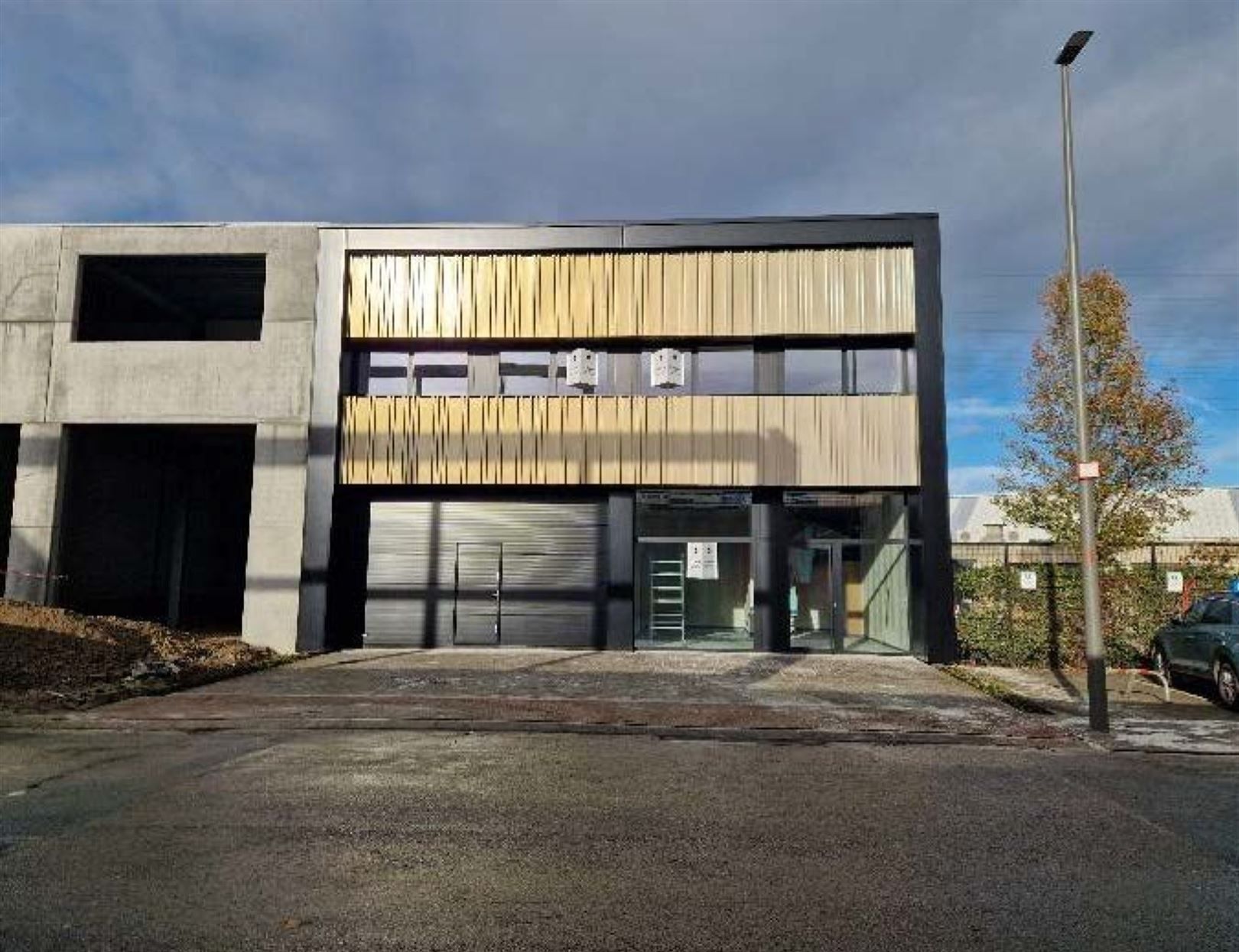 Modern bedrijfsgebouw te Deurne foto {{pictureIndex}}