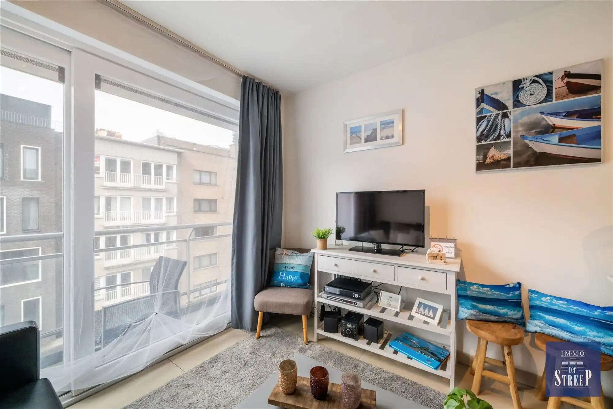 Gemeubelde studio foto 6