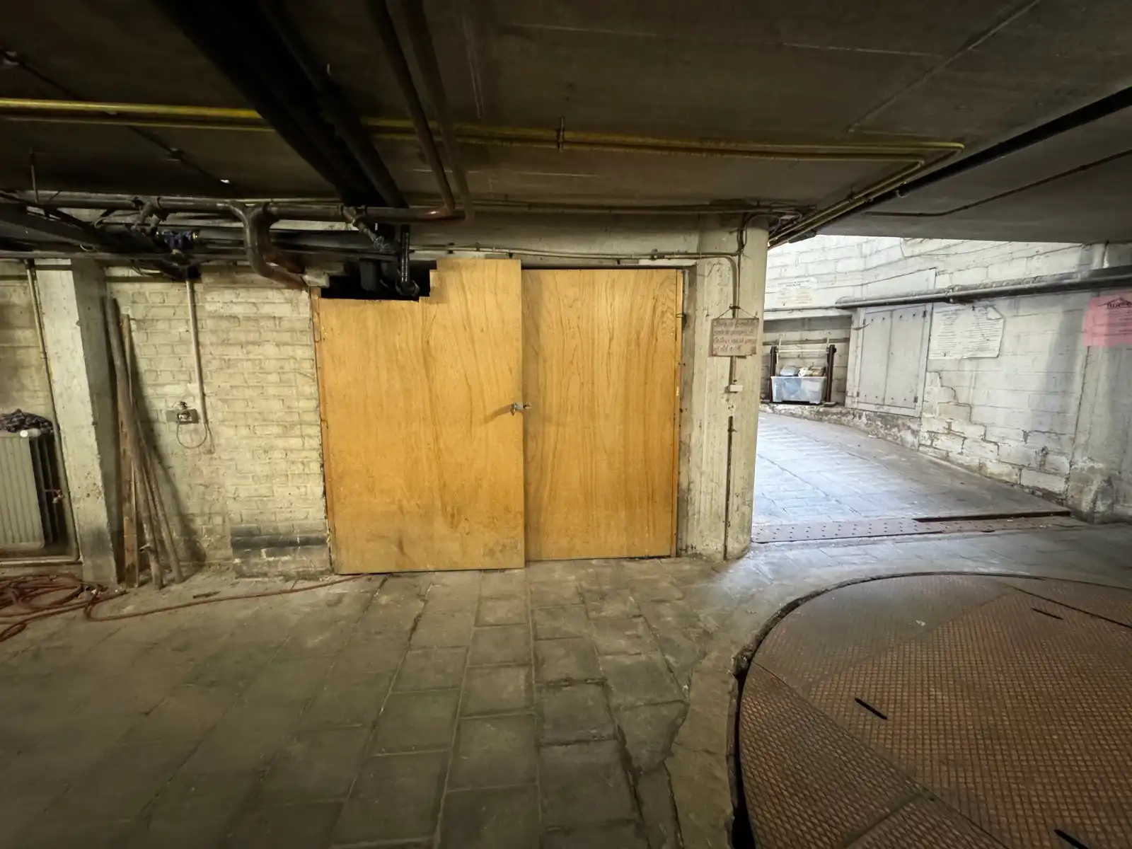 Ondergrondse garage voor kleine wagen foto 2