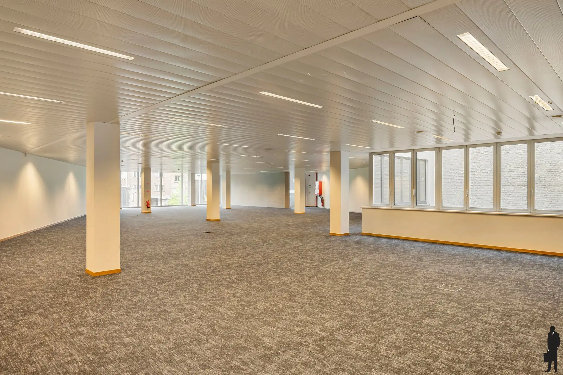 4 gerenoveerde kantoorruimtes (geheel of gedeeltelijk te huren) in een karaktervolle geklasseerde herenwoning met uitstekende bereikbaarheid en ruime parkeervoorzieningen. foto 3