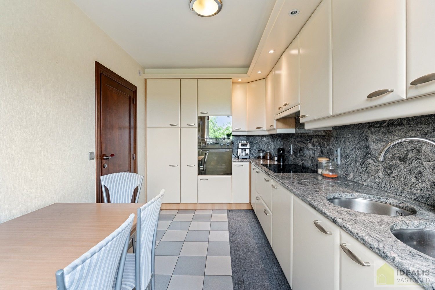 IDEALIS VASTGOED – ZEER RUIM HOEKAPPARTEMENT (110M²) MET LICHTRIJKE LEEFRUIMTE, VOLLEDIG UITGERUSTE KEUKEN, MAAR LIEFST 3 SLAAPKAMERS, BERGING, LIFT EN GARAGEBOX OP EEN UITERST GUNSTIGE LOCATIE MIDDEN IN HET CENTRUM VAN PELT. ZEER GESCHIKT VOOR KANDIDATEN OP ZOEK NAAR EEN INSTAPKLAAR APPARTEMENT! foto 12