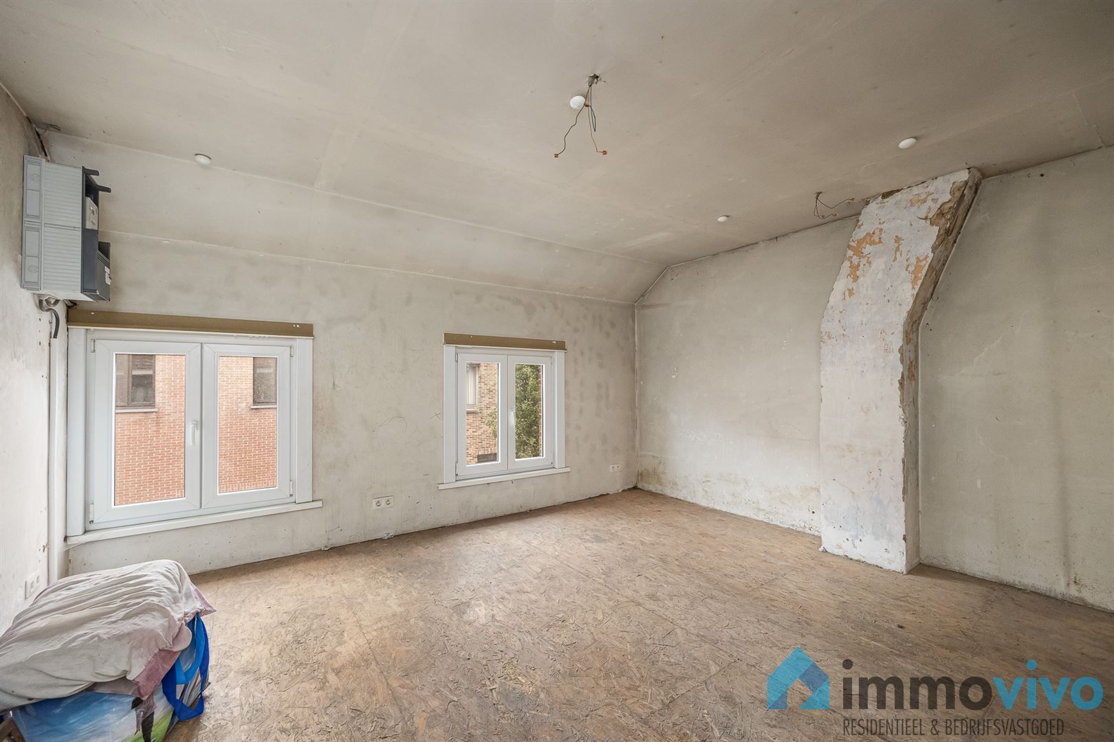 Te renoveren gezinswoning met 2/3 slaapkamers en zuidgerichte tuin. foto 8
