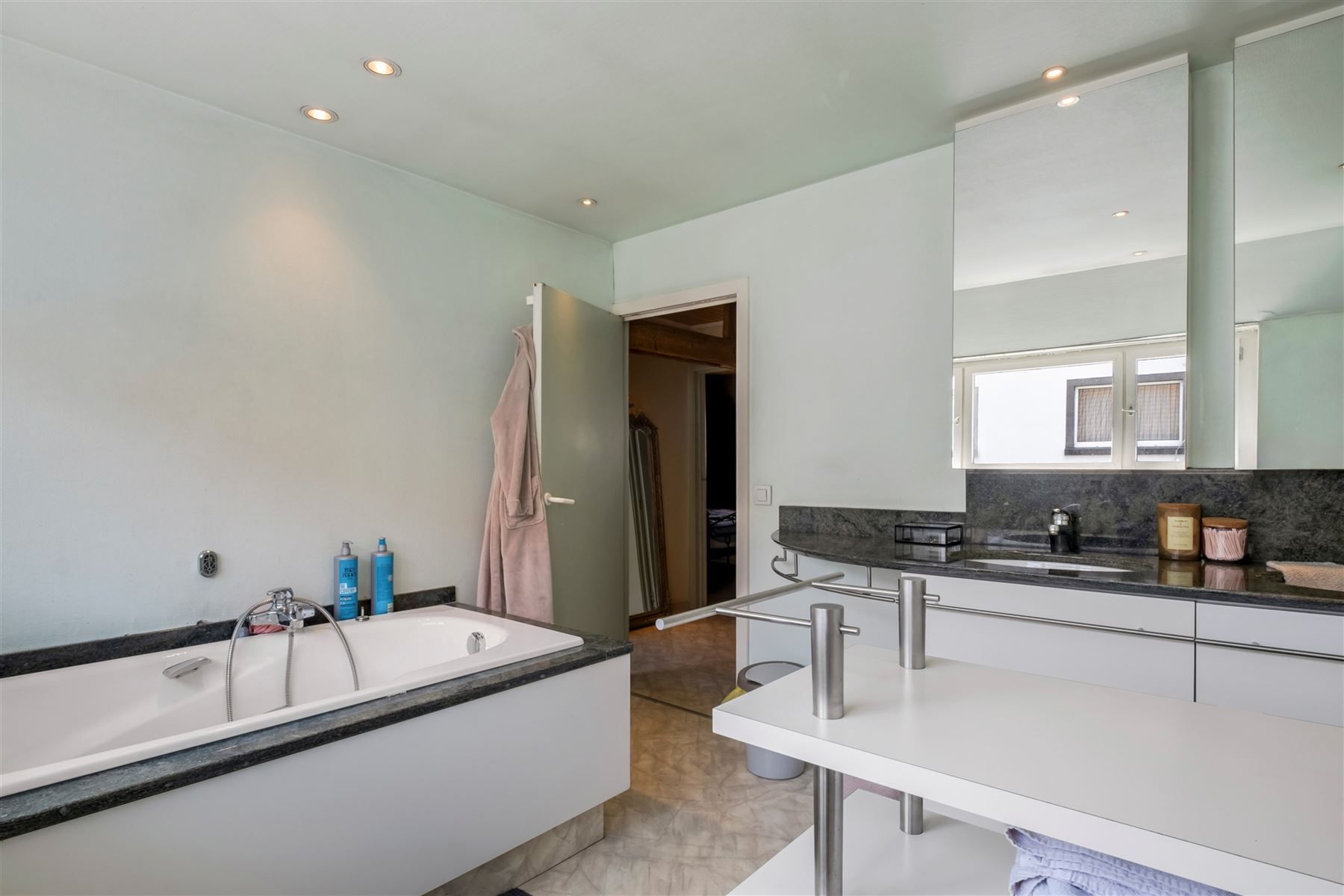 Ruime woning met praktijkruimte, magazijn  in het centrum foto 5