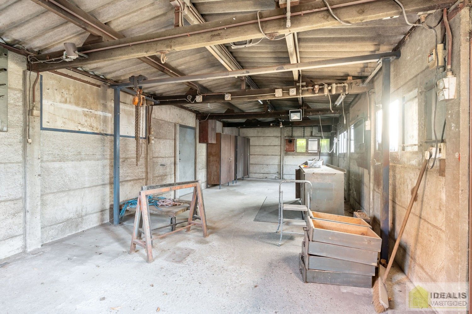 TE RENOVEREN WONING NABIJ HET CENTRUM VAN WIJCHMAAL, PEER OP EEN PERCEEL VAN  MAAR LIEFST 12A 5CA – DE WONING OMVAT EEN OPEN LEEFRUIMTE MET VEEL LICHTINVAL, KEUKEN MET AANSLUITEND EETKAMER, 3 SLAAPKAMERS, BADKAMER, VERANDA EN TWEE RUIME OPSLAGRUIMTES/WERKPLAATSEN – Een praktisch ingedeelde woning op een ruim perceel nabij het centrum van Peer! Dé perfecte zet voor zij die op zoek zijn naar een te renoveren woning met veel mogelijkheden op een rustige locatie in Wijchmaal, Peer! foto 24