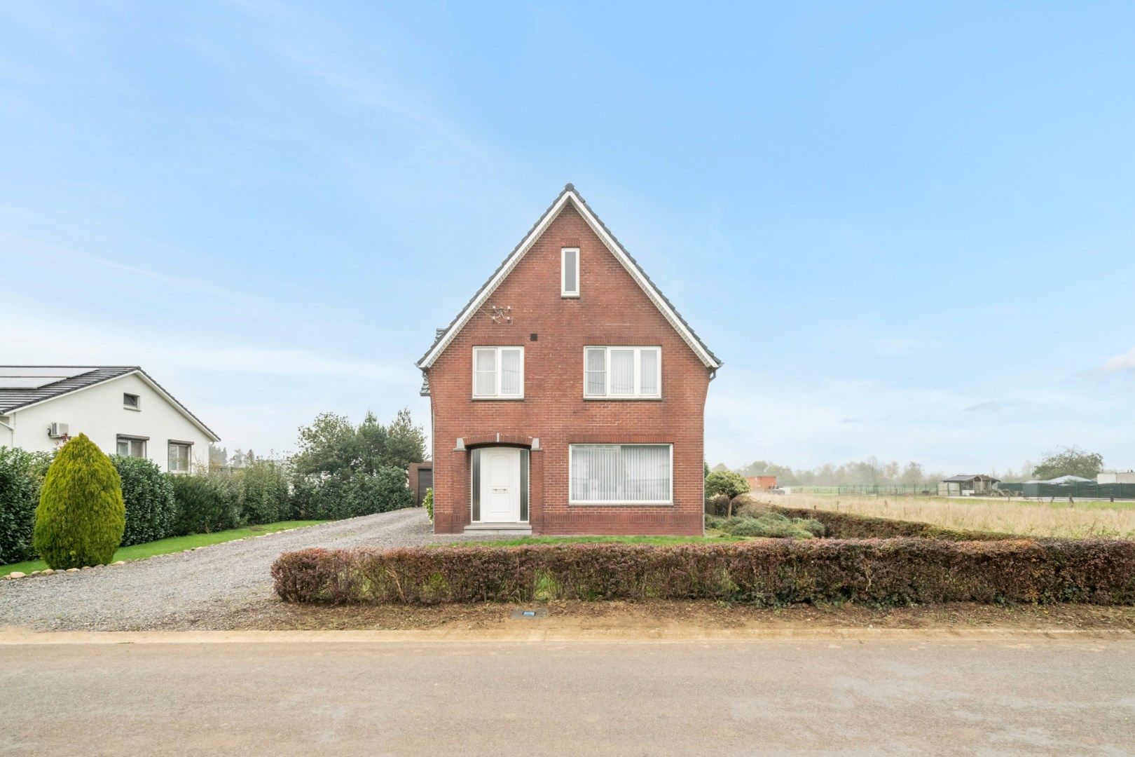 Vrijstaande, degelijke gezinswoning op een riant perceel van maar liefst 32a94ca. foto 2