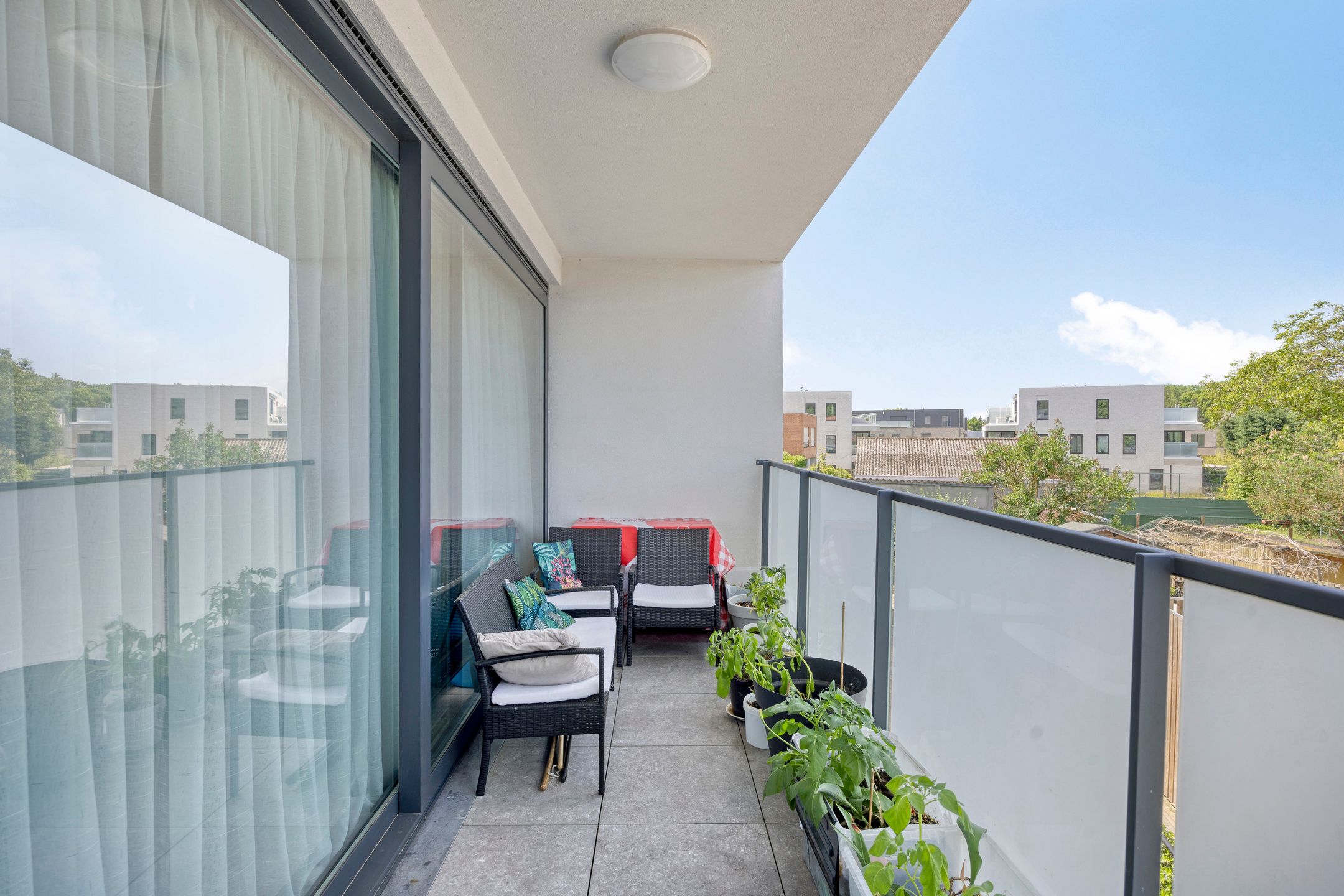 Recent appartement met 2 slaapkamers & parking foto 17