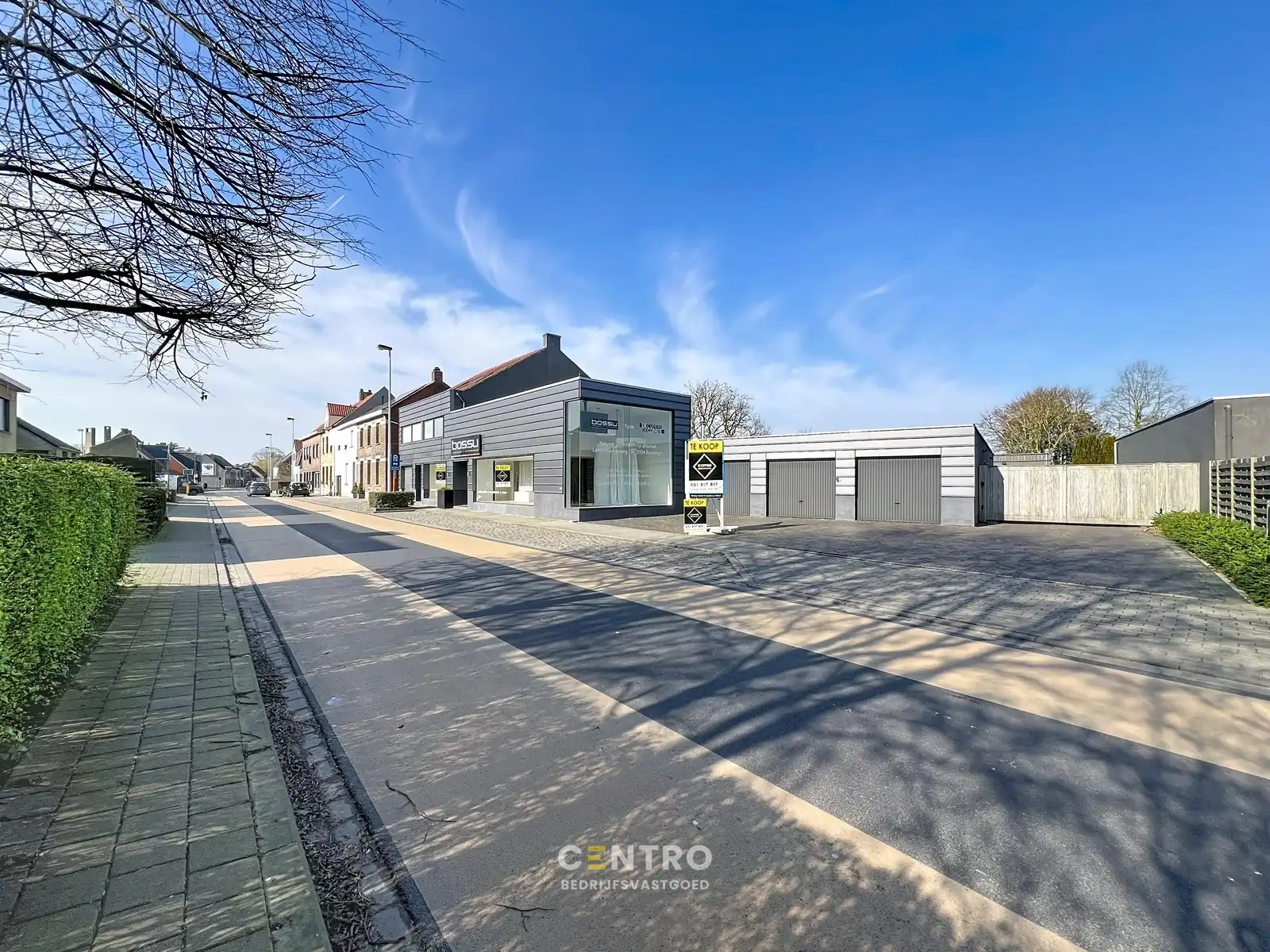Veelzijdig handelspand met luxewoning, showroom met kantoor (kantoor, winkel, vrij beroep,...), magazijnen en garages. foto 2