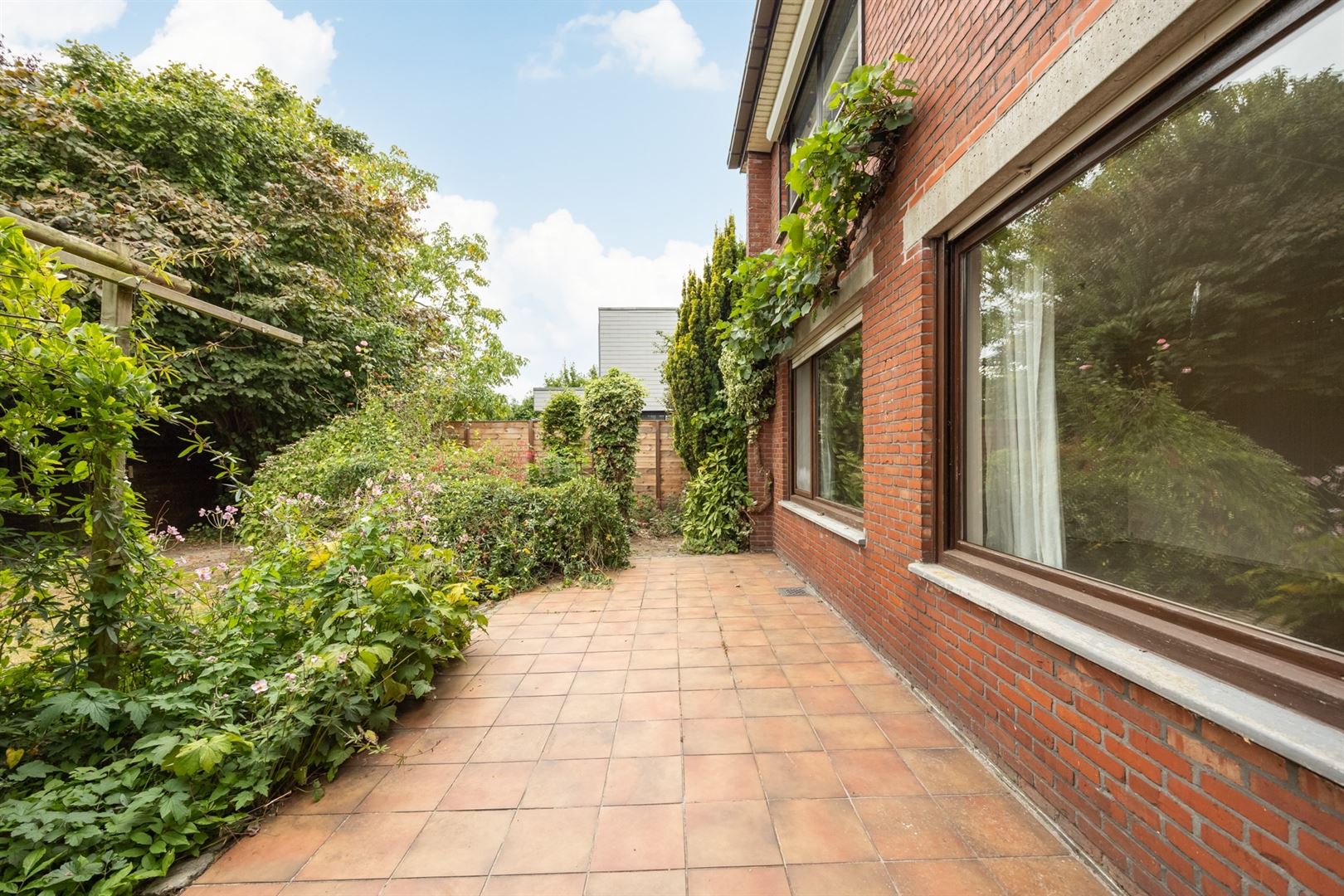 Halfopen woning met potentieel foto 2