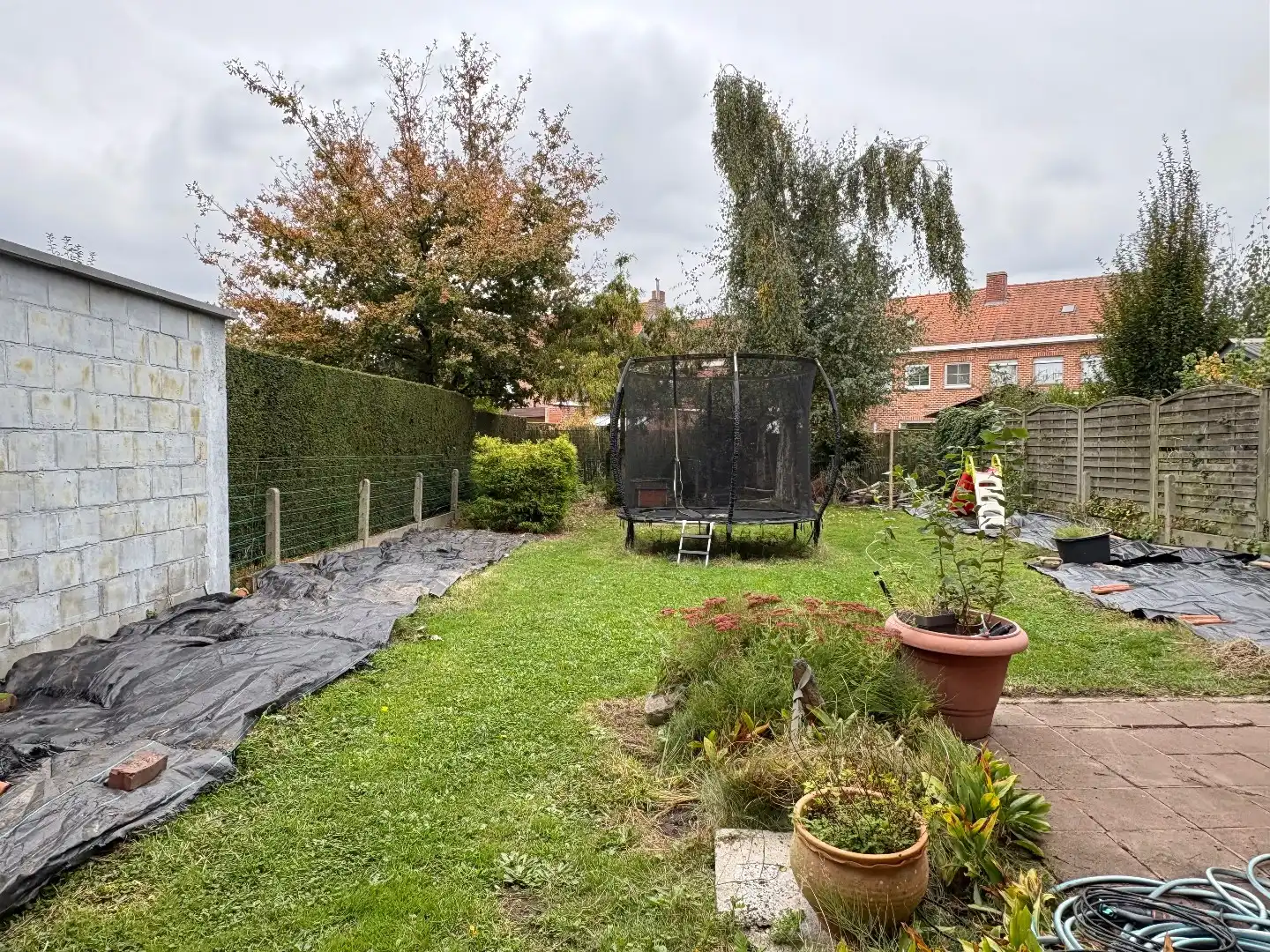 Stevige woning te koop met betonstructuur in Kuurne, waarvan het eerste verdiep al volledig gerenoveerd is.  foto 2