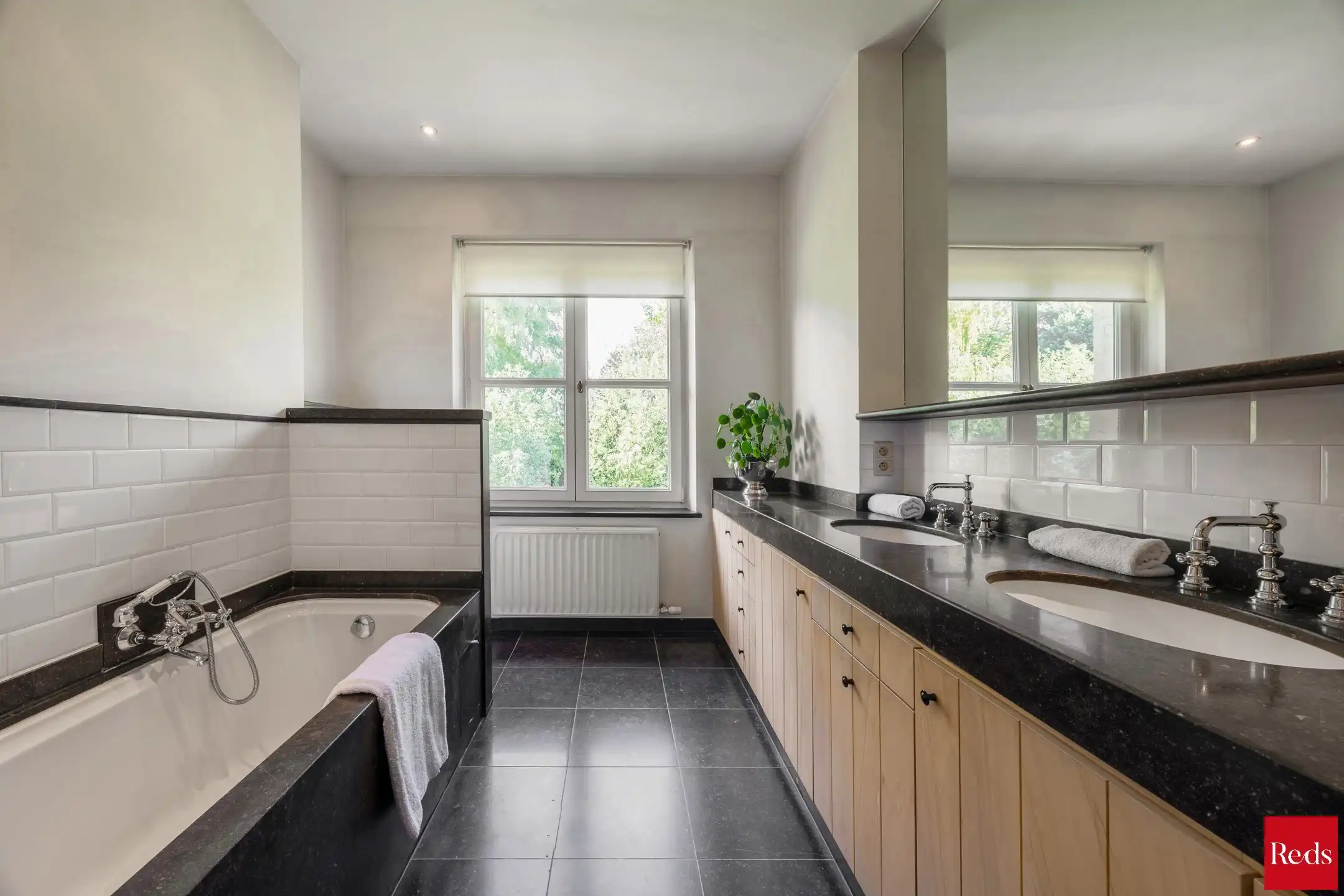 Statige luxevilla op royaal perceel van 3.877 m² met zwembad foto 35