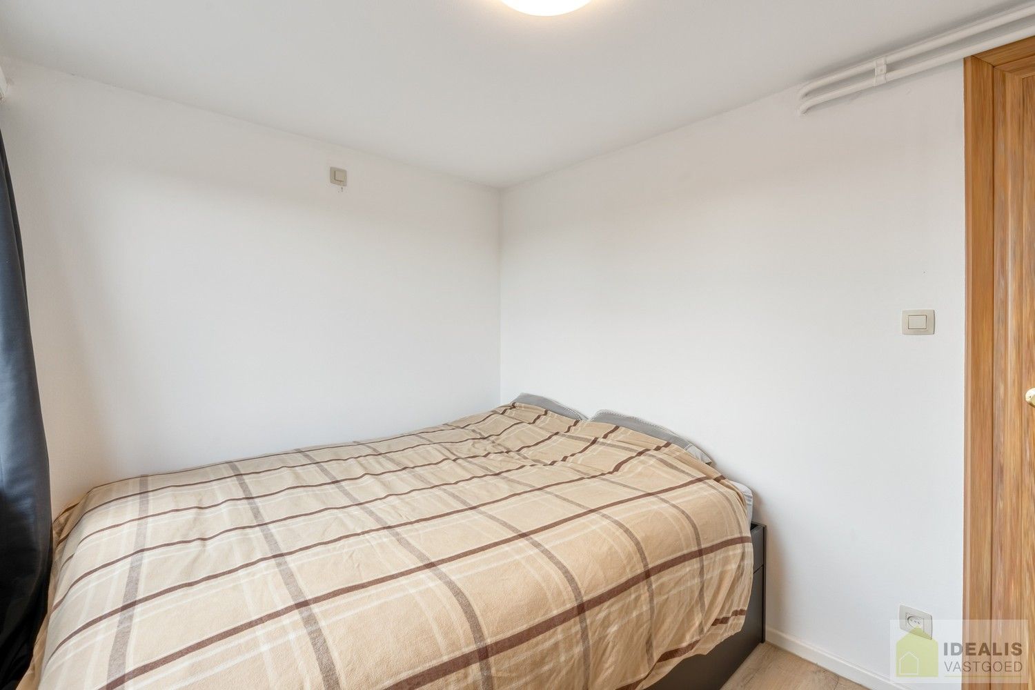 IDEALIS VASTGOED - APPARTEMENT PAL IN  HET CENTRUM VAN HAMONT! Dit appartement omvat 60m² netto bewoonbare oppervlakte en is voorzien van een lichtrijke woonkamer met aansluitend een uitgeruste keuken, nachthal, badkamer, slaapkamer en berging!! Zeer geschikt voor kandidaten op zoek naar een instapklaar appartement in het stadscentrum van Hamont! foto 11