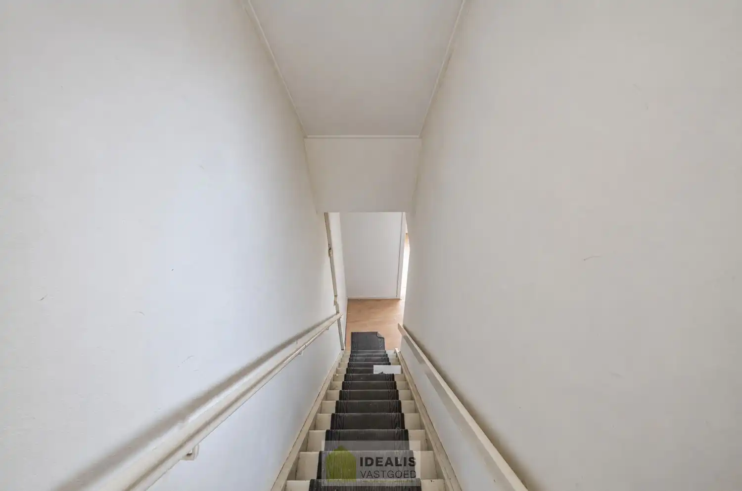 IDEALIS VASTGOED - HANDELSRUIMTE OP EEN ZEER GUNSTIGE COMMERCIËLE ZICHTLOCATIE IN HET CENTRUM VAN BERINGEN! Deze handelsruimte van + - 158m² is gelegen langs de Scheigoorstraat  in het centrum van Beringen waardoor het een toplocatie is. Bovendien is er ruim voldoende privatieve parkeergelegenheid voor de handelsruimte. Gemakkelijk te bereiken te voet, per auto én openbaar vervoer en gelegen op een absolute zichtlocatie! foto 9