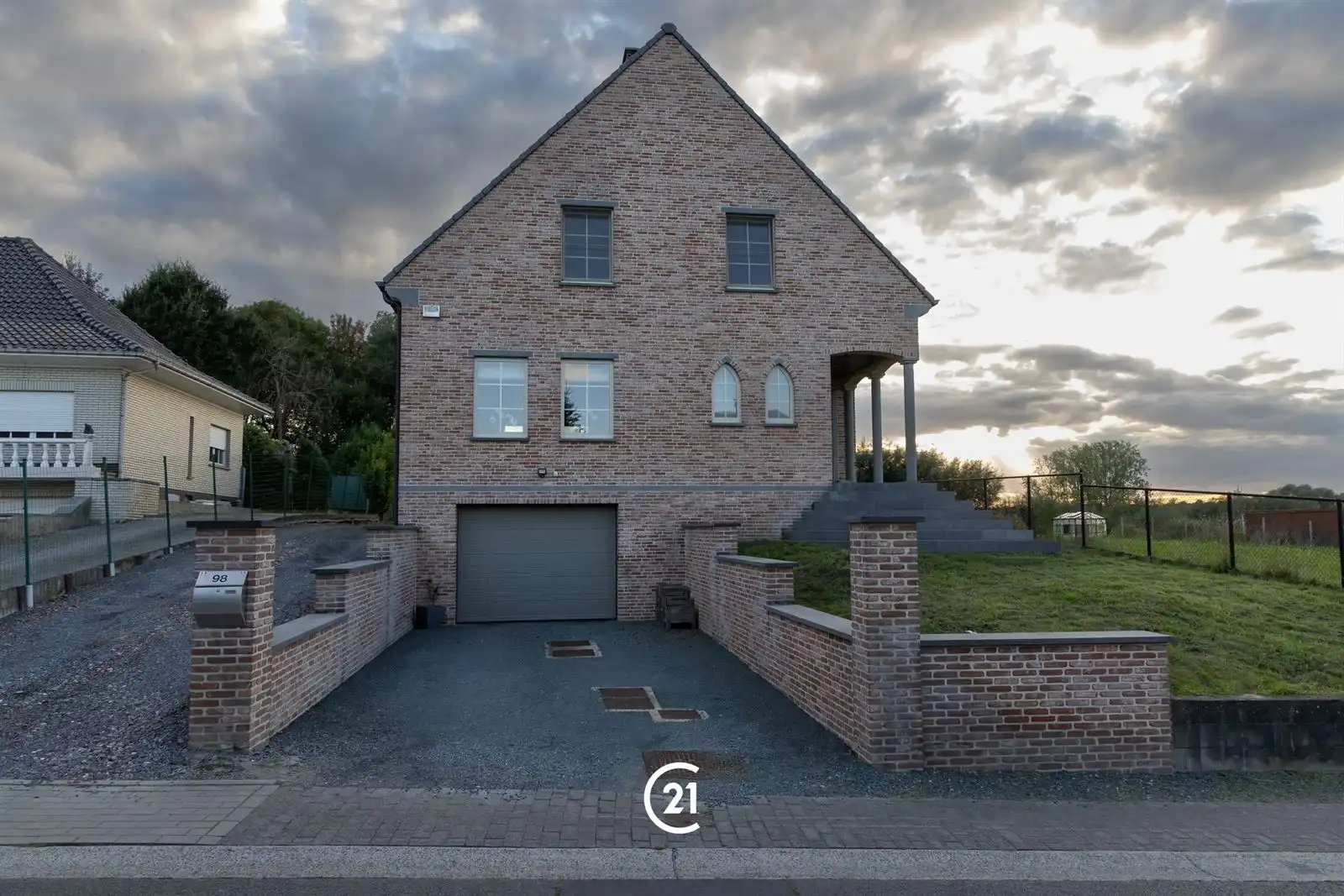 Charmante villa op 15are50 met 3 slpks en ruim bureau, volledig onderkelderd foto {{pictureIndex}}