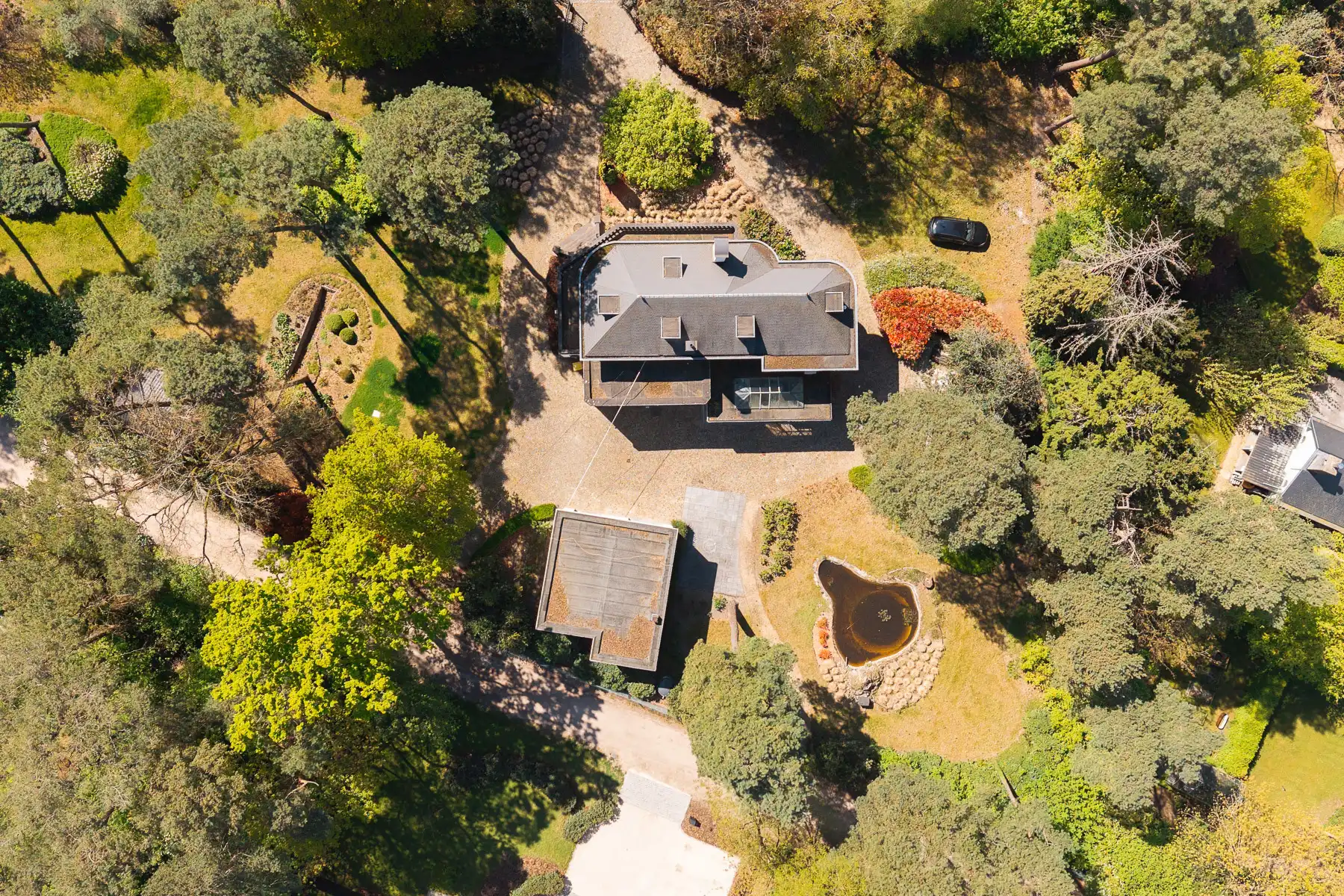 Karaktervilla op royaal perceel met enorm potentieel foto 27