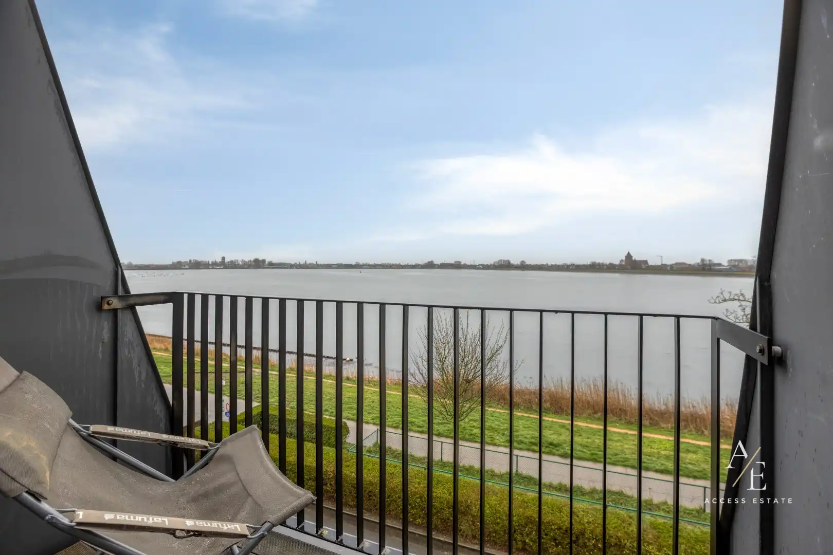 OOSTENDE _ Uniek duplexappartement met wateruitzicht aan de Spuikom foto 9