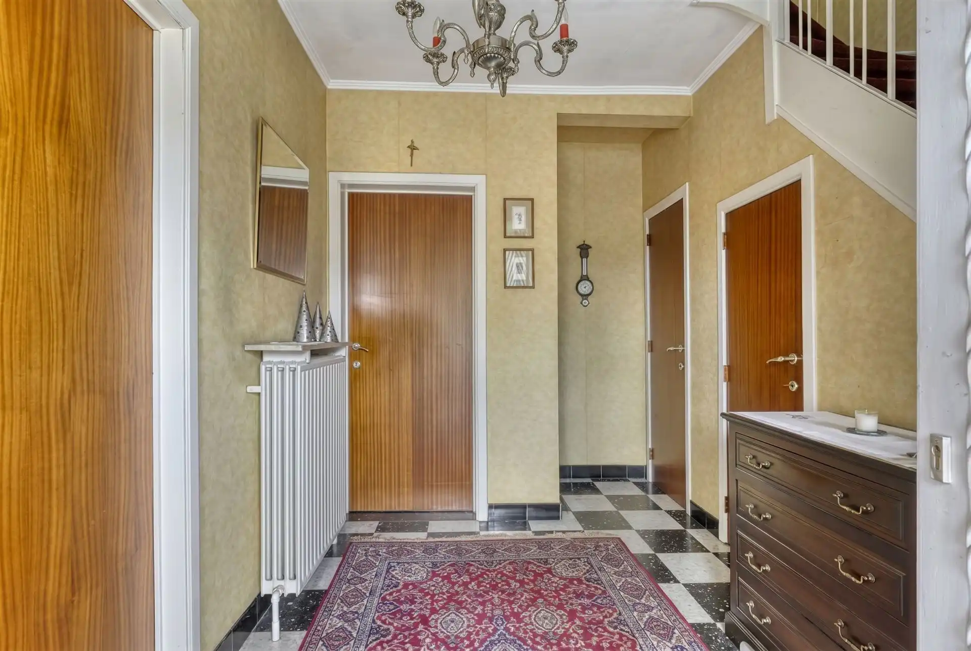 Te renoveren woning met 4 slaapkamers, 2 garages en tuin.  foto 3
