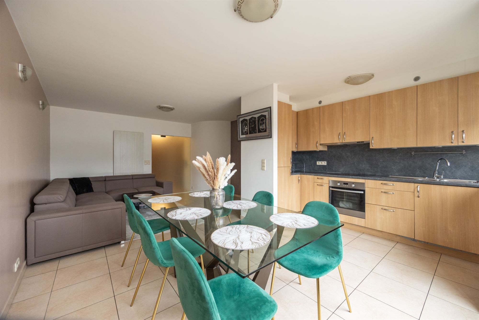 Instapklaar appartement met 2 slaapkamers in hartje Berchem foto 2