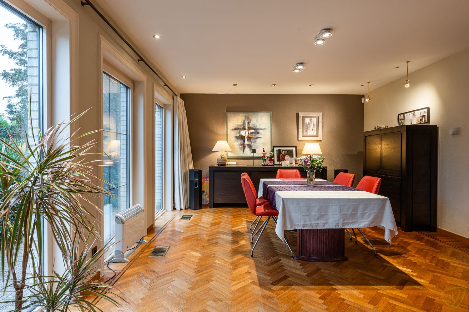 Kwalitatief afgewerkte woning met praktijkruimte en uitzonderlijk ruime kelderverdieping foto 6