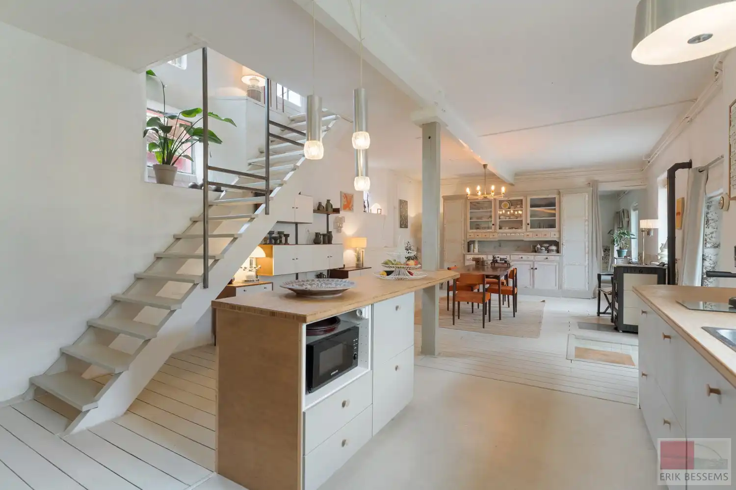 Karaktervolle woning uit 1668, met een bewoonbare oppervlakte van ca. 233 m² op een royaal perceel van 1.837 m² foto 3