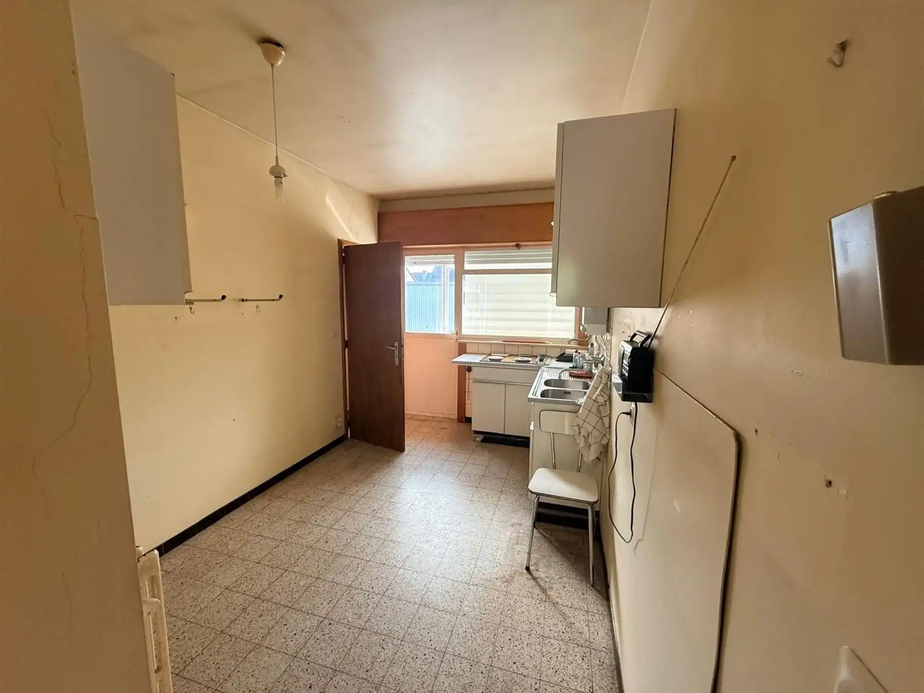 RESIDENTIEEL GELEGEN, TE RENOVEREN WONING  foto 9