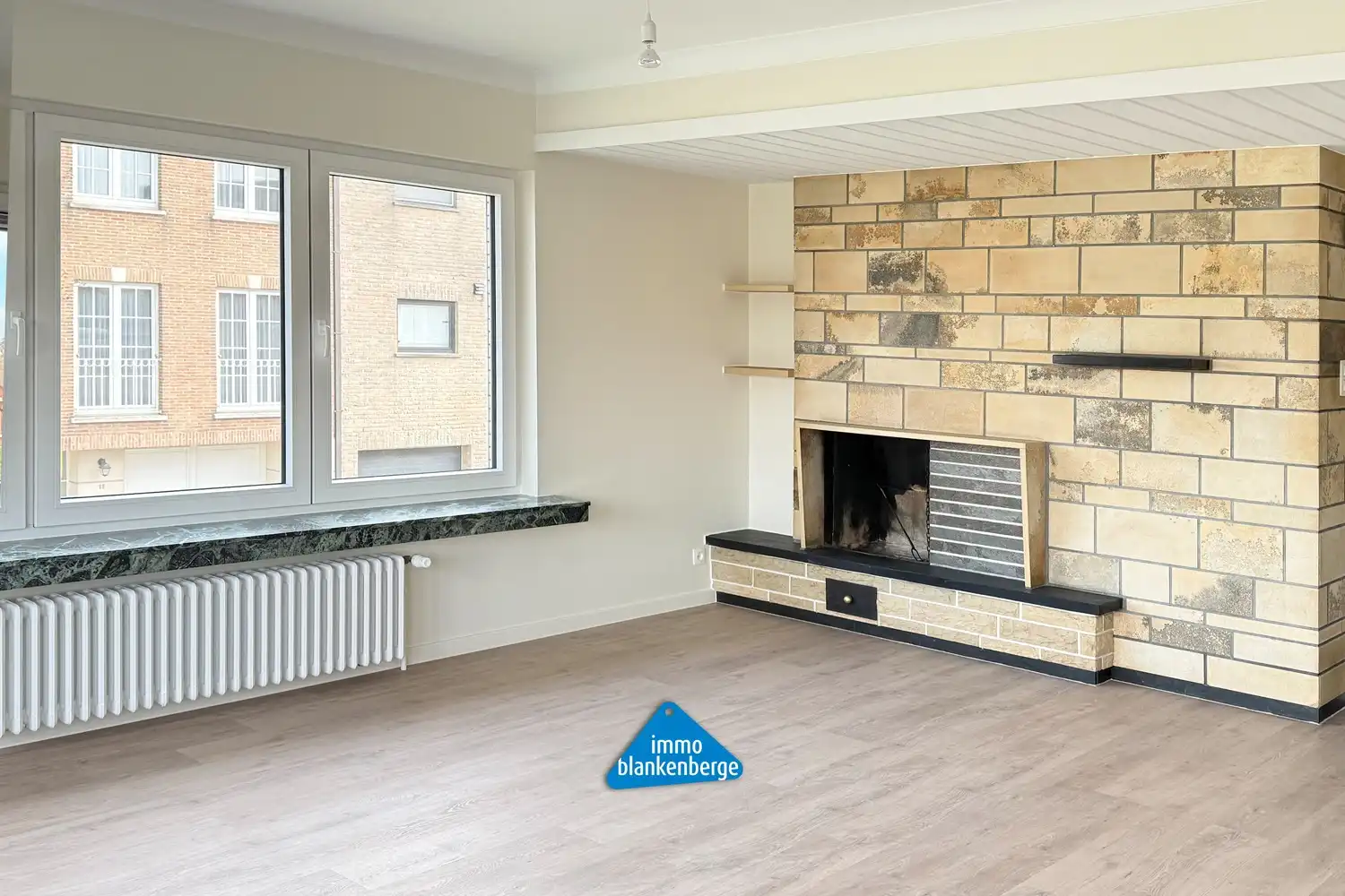 Volledig gerenoveerd ruim 2 slaapkamer appartement foto 4