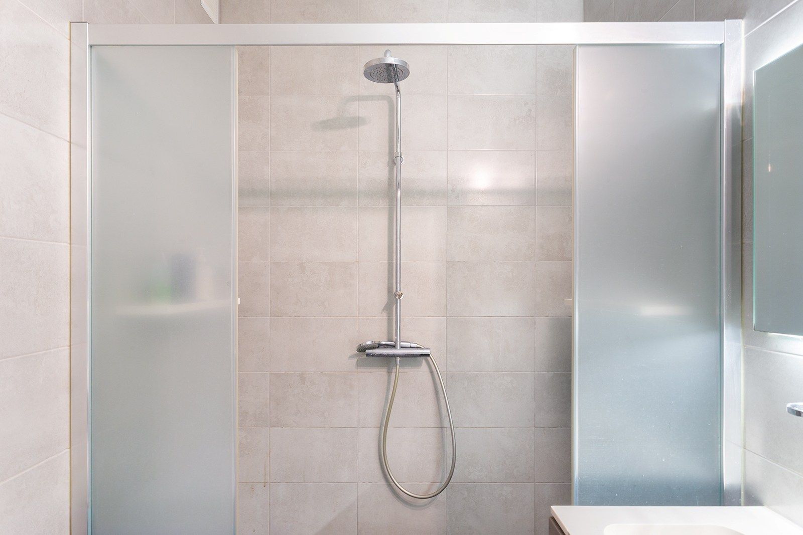 Modern en goed onderhouden appartement (90 m²) met twee slaapkamers foto 18