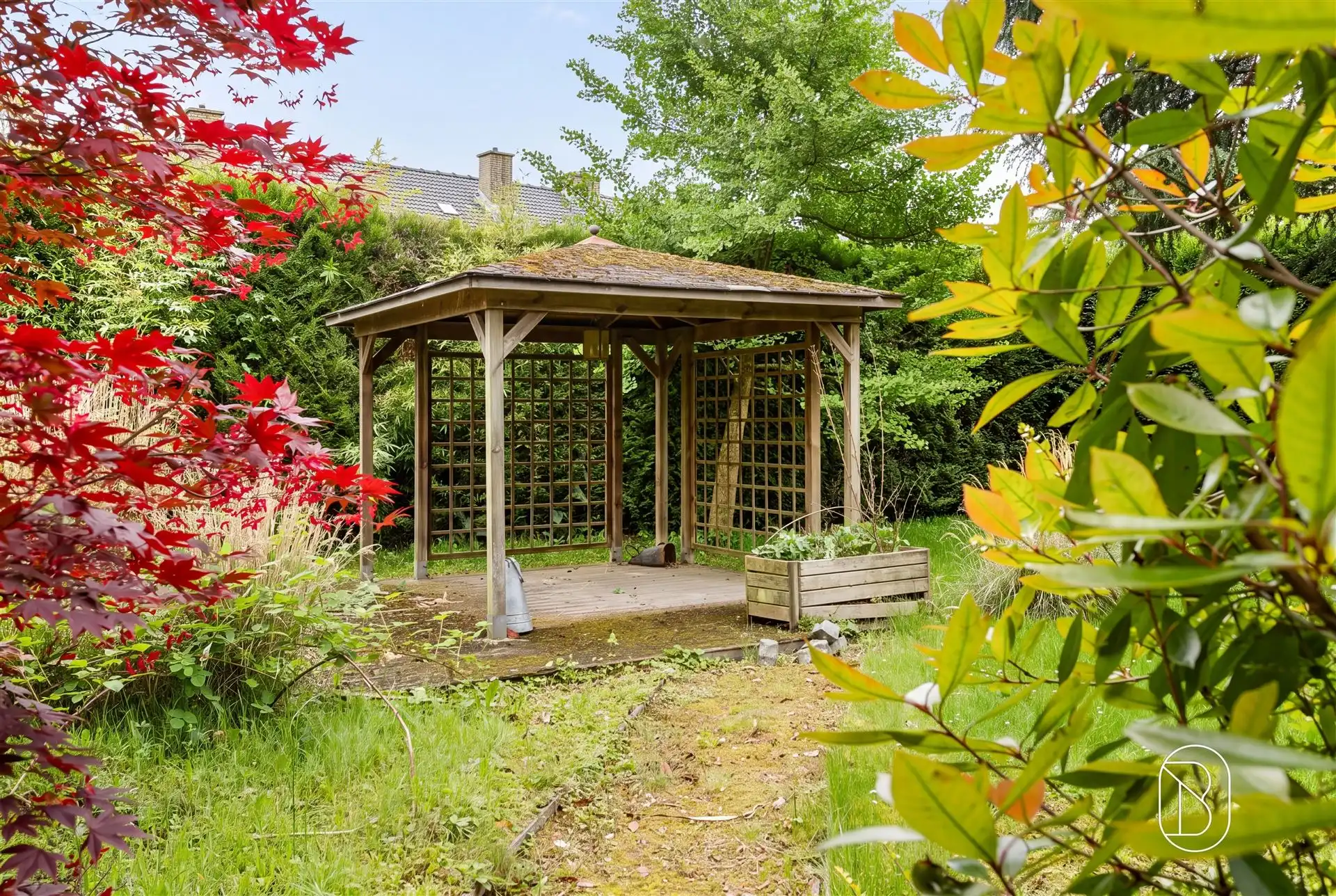 Grote degelijke villa met zonnepanelen en prachtige tuin. foto 9